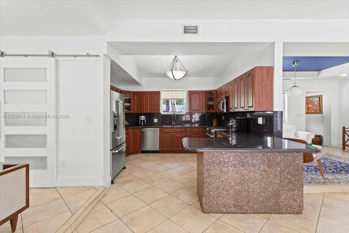 Small Image of 4190 PAMONA AVE, Miami Number 23