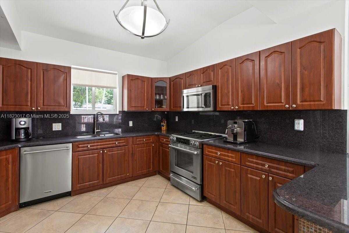 Small Image of 4190 PAMONA AVE, Miami Number 25
