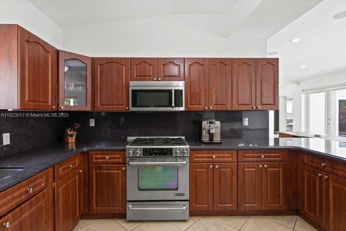 Small Image of 4190 PAMONA AVE, Miami Number 26