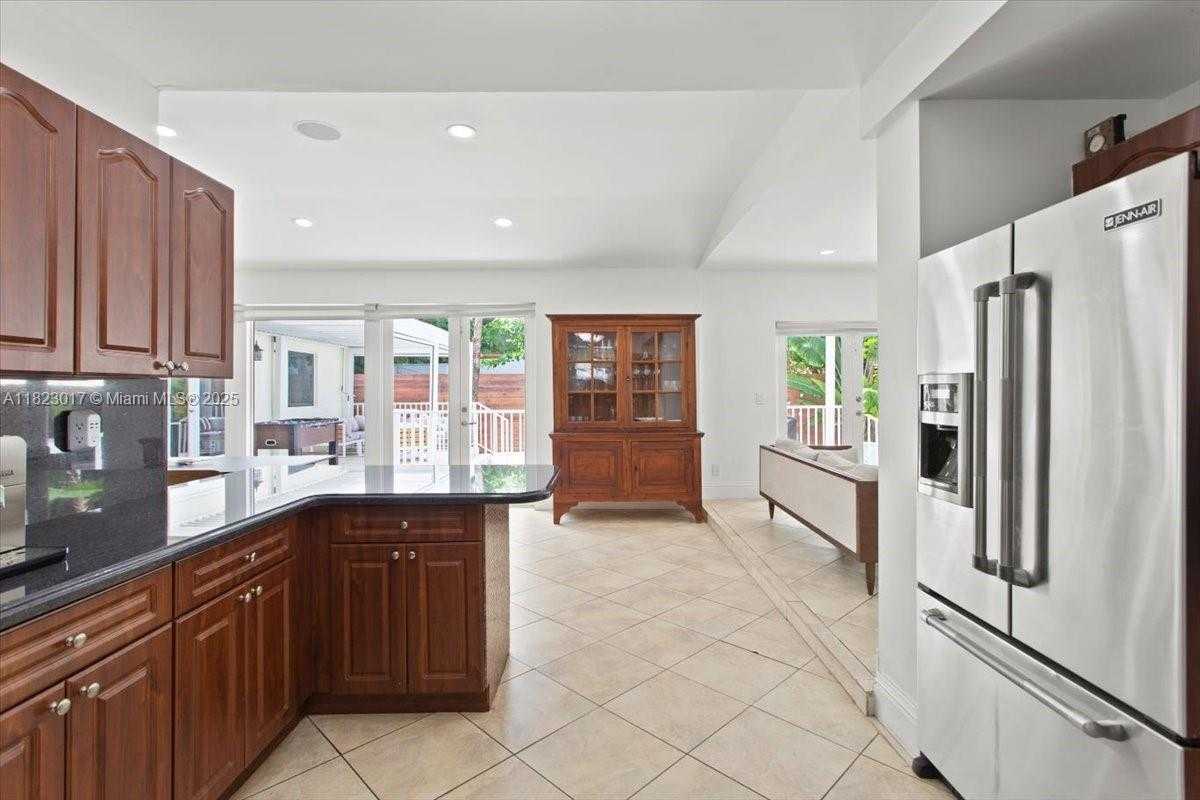 Small Image of 4190 PAMONA AVE, Miami Number 27