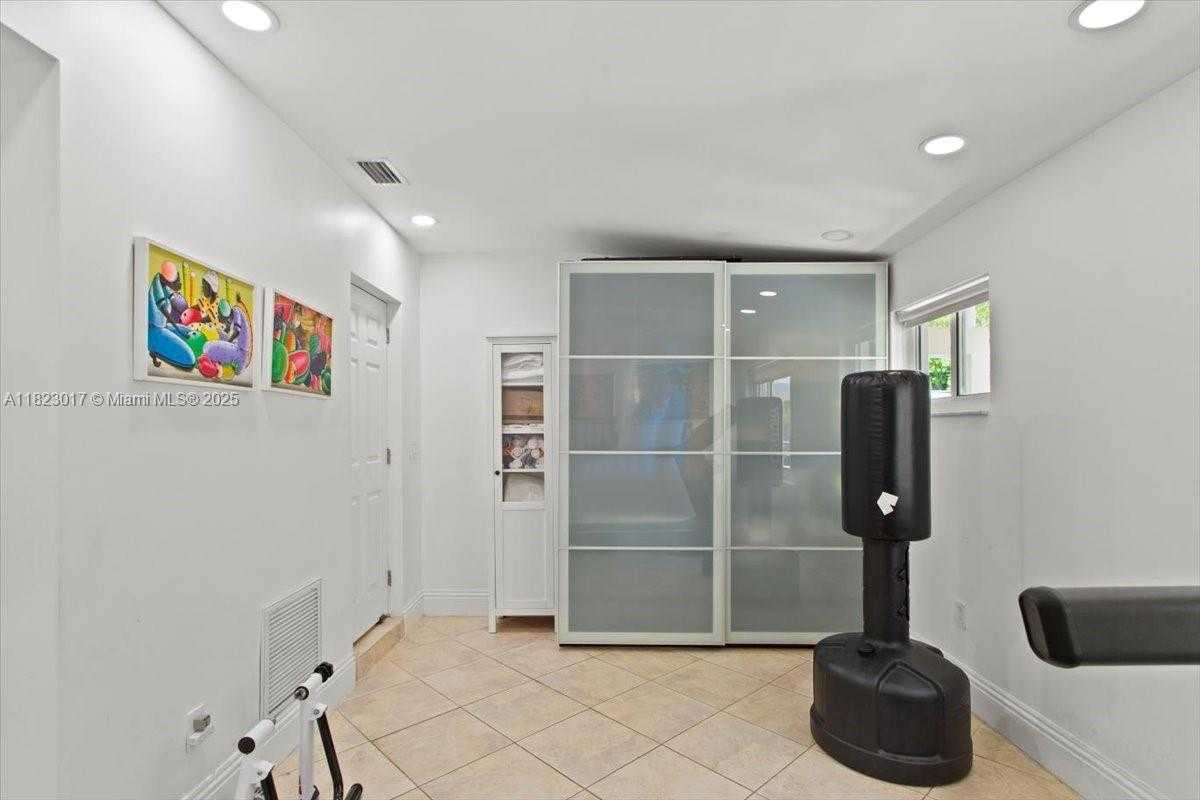 Small Image of 4190 PAMONA AVE, Miami Number 28