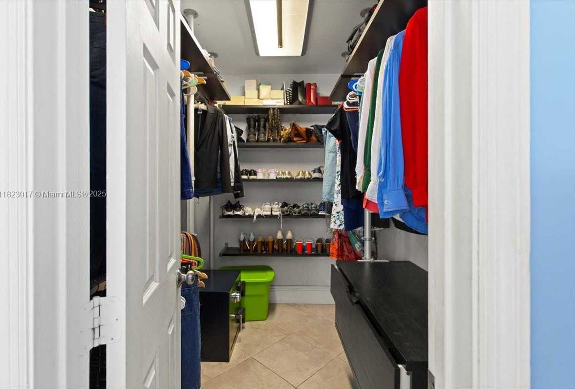 Small Image of 4190 PAMONA AVE, Miami Number 37