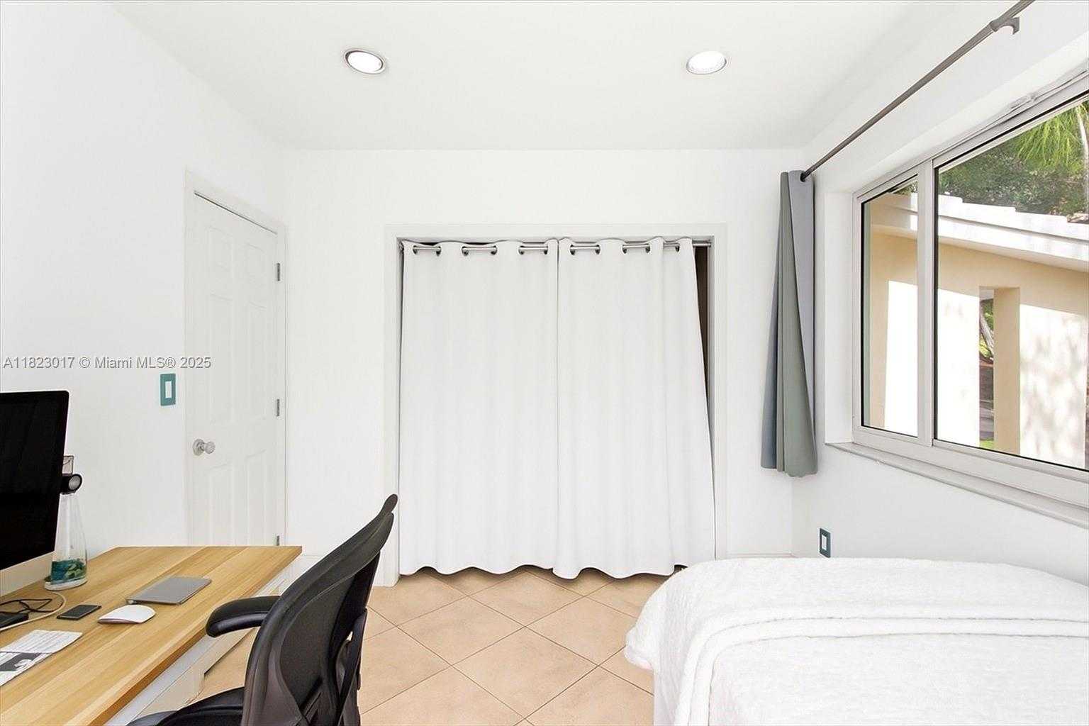 Small Image of 4190 PAMONA AVE, Miami Number 44