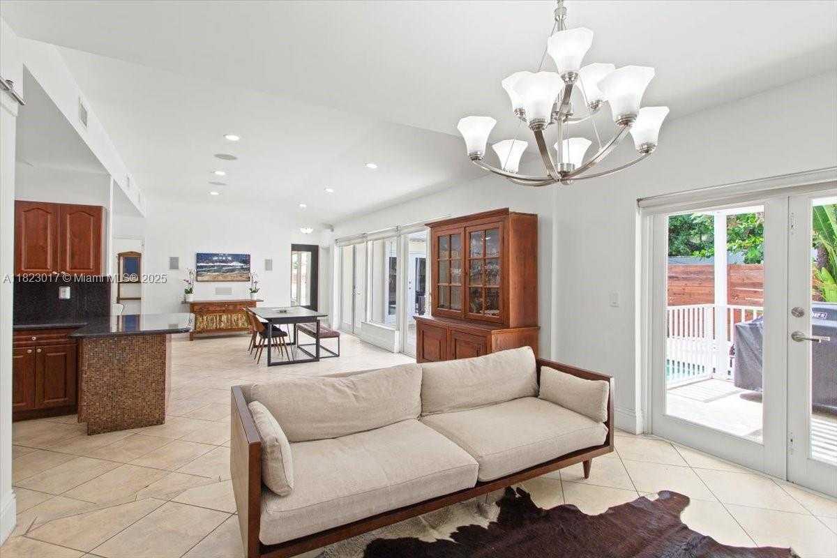 Small Image of 4190 PAMONA AVE, Miami Number 8