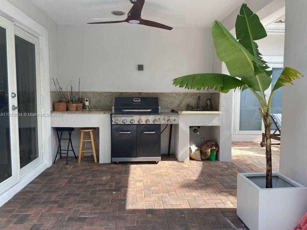 Small Image of 900 DIPLOMAT PKWY, Hollywood Number 9