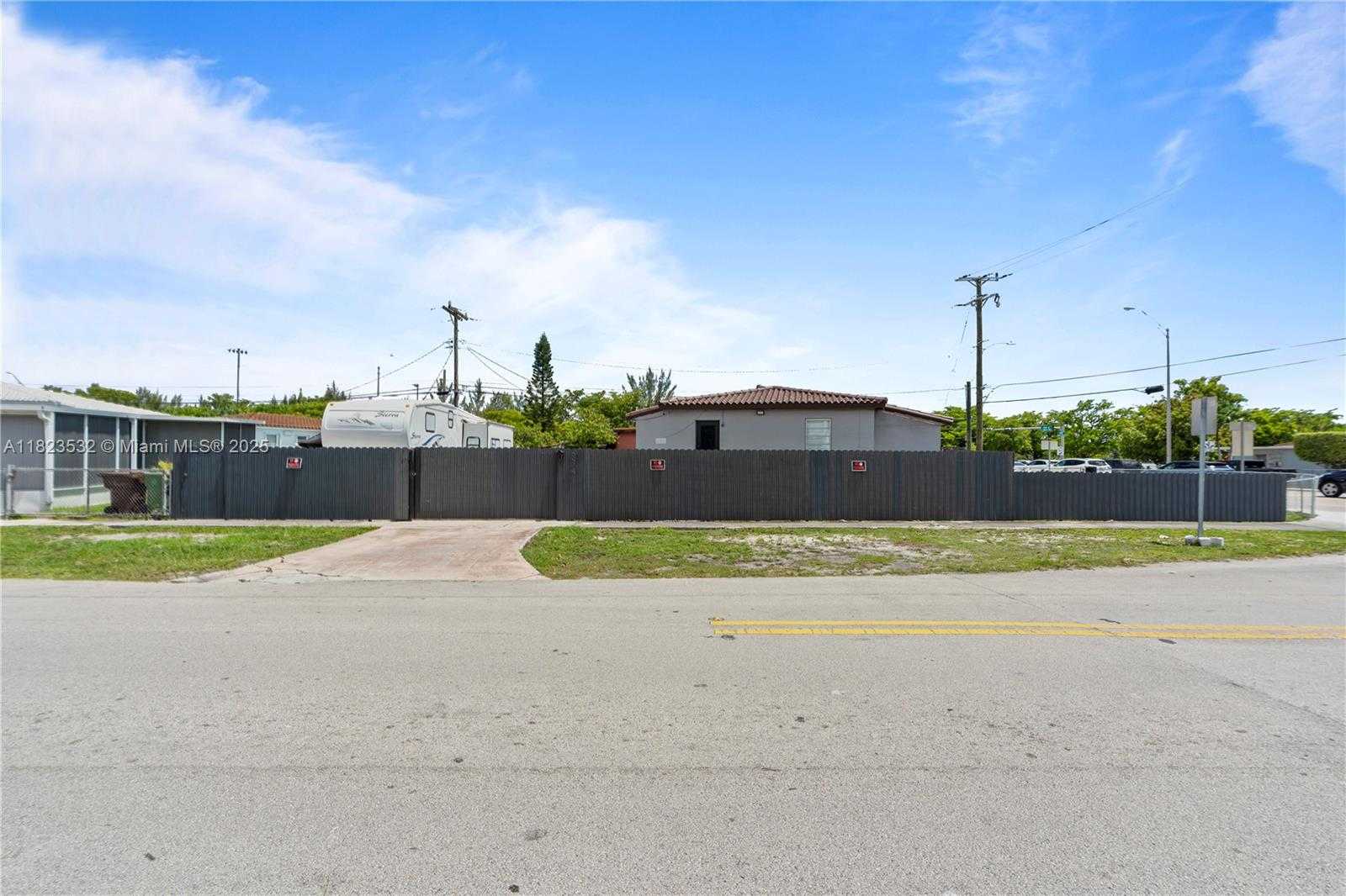 Small Image of 6474 PALM AVE, Hialeah Number 10