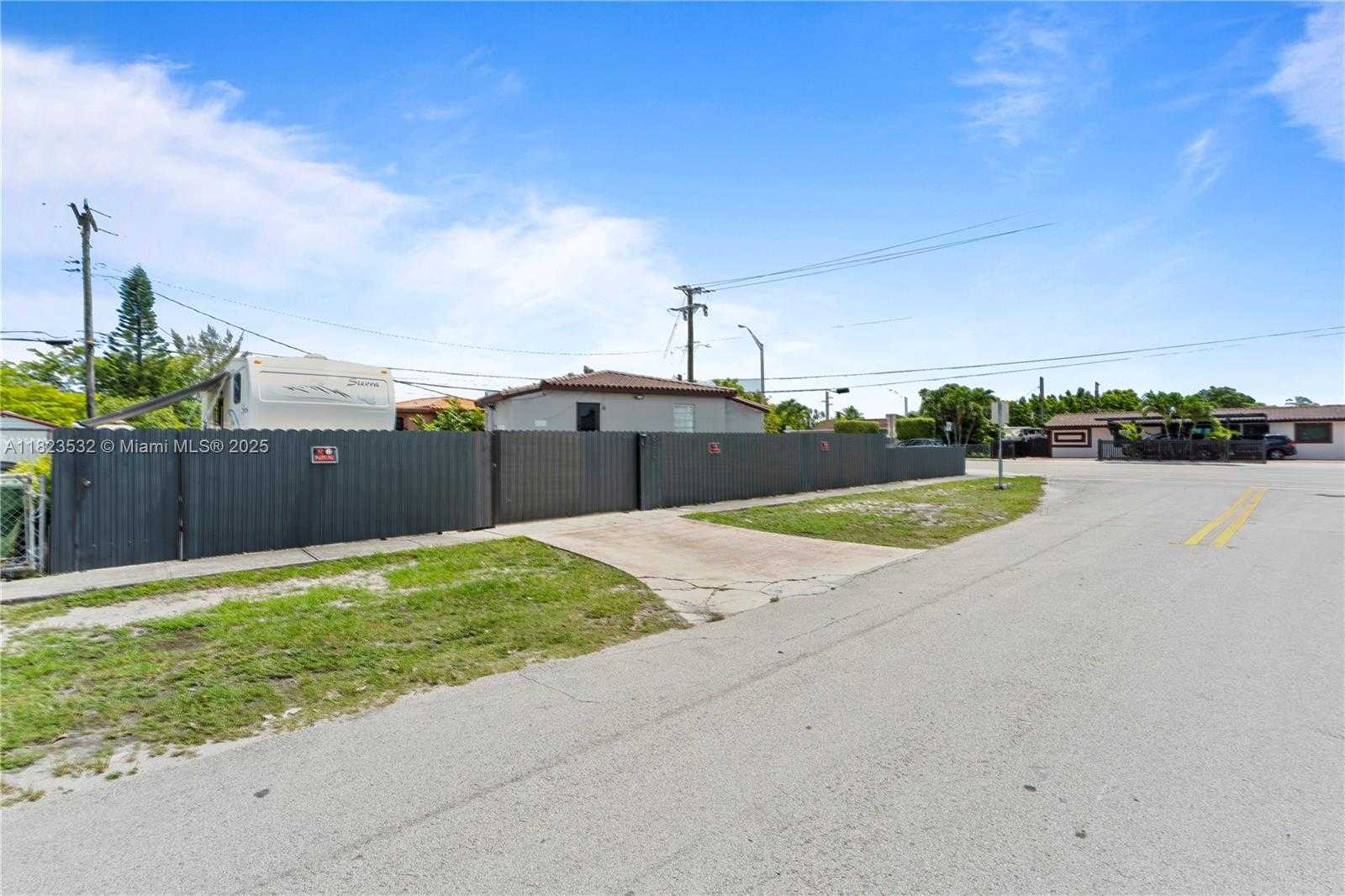 Small Image of 6474 PALM AVE, Hialeah Number 11