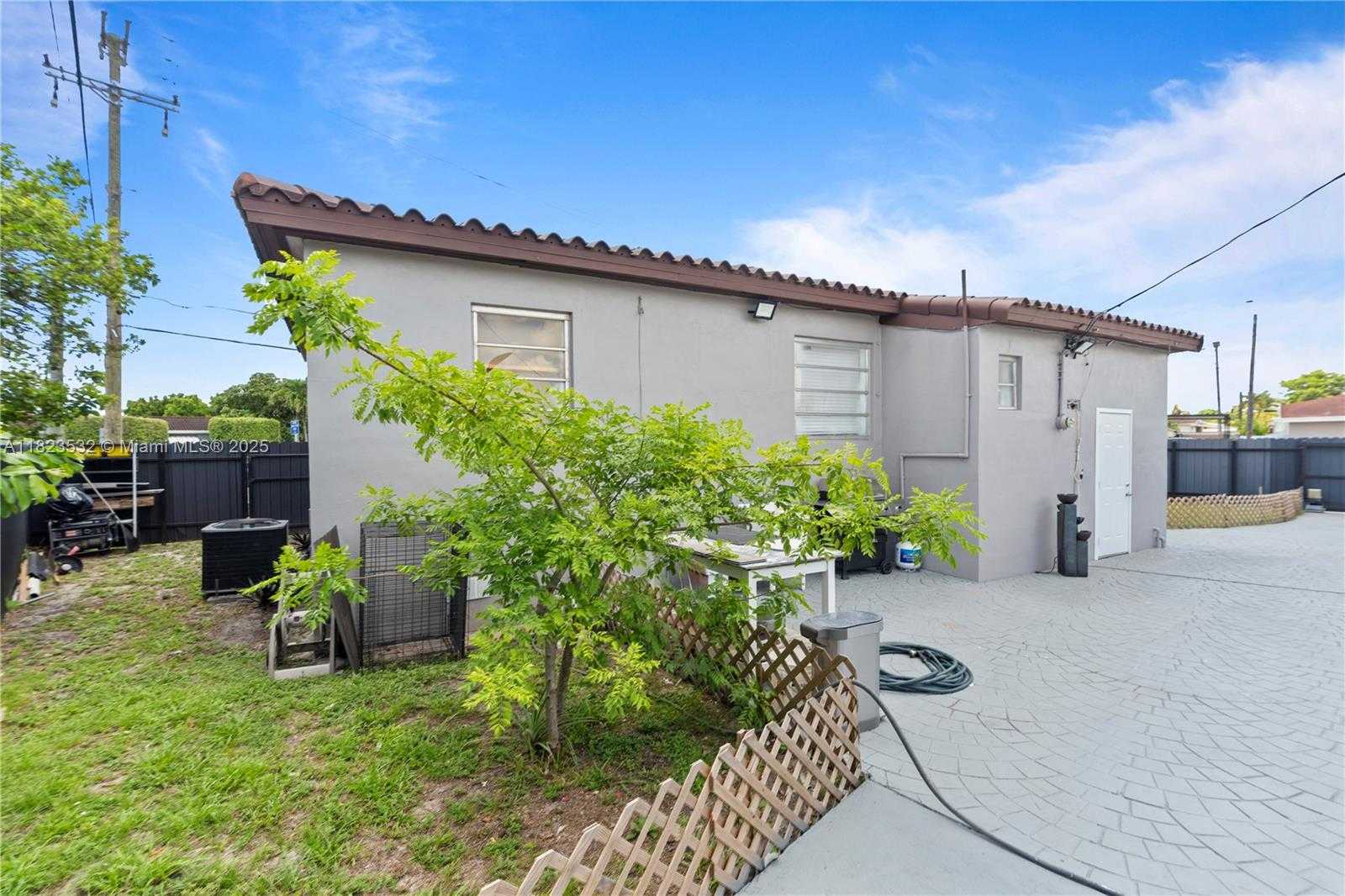 Small Image of 6474 PALM AVE, Hialeah Number 12