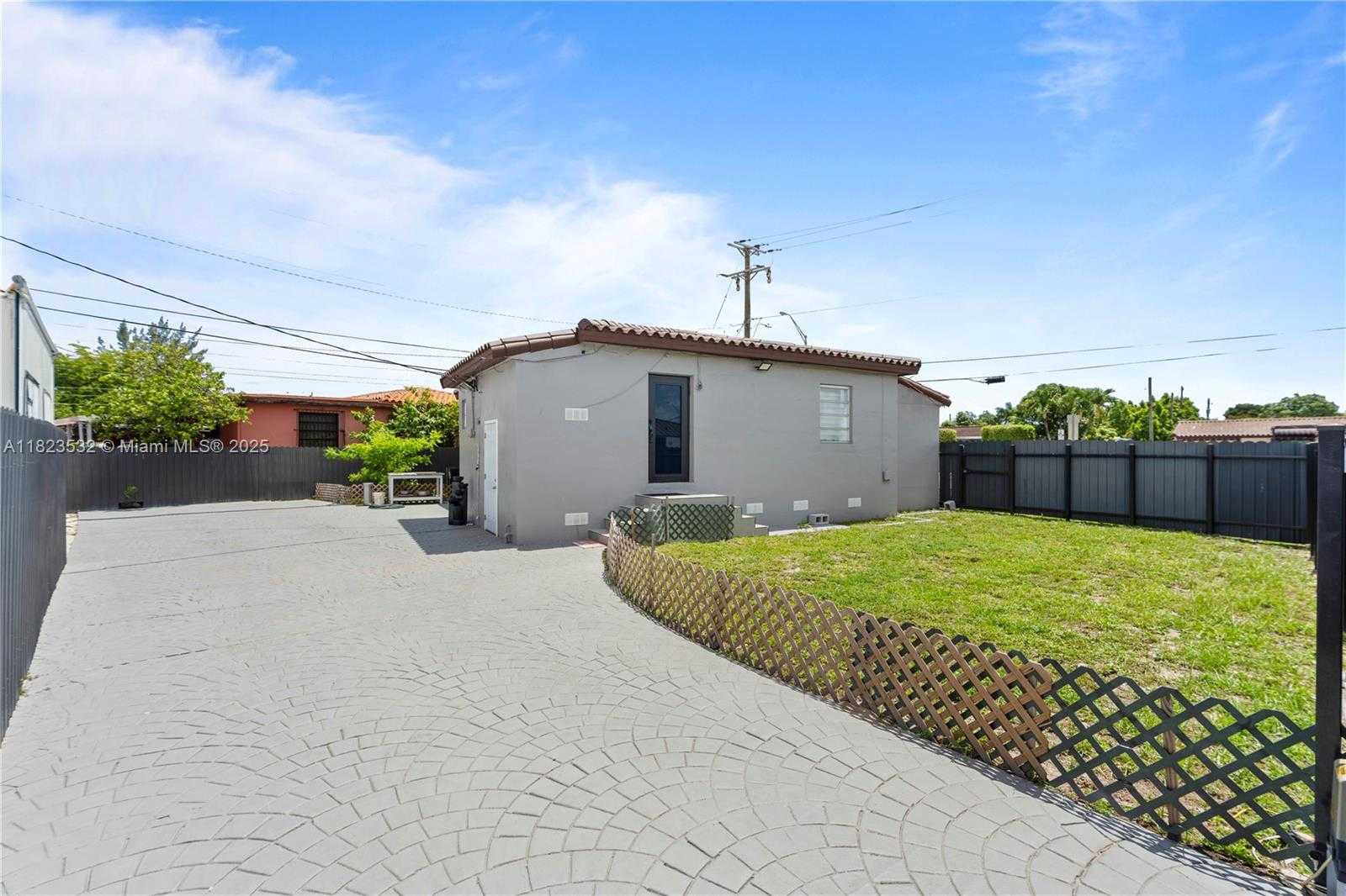 Small Image of 6474 PALM AVE, Hialeah Number 14