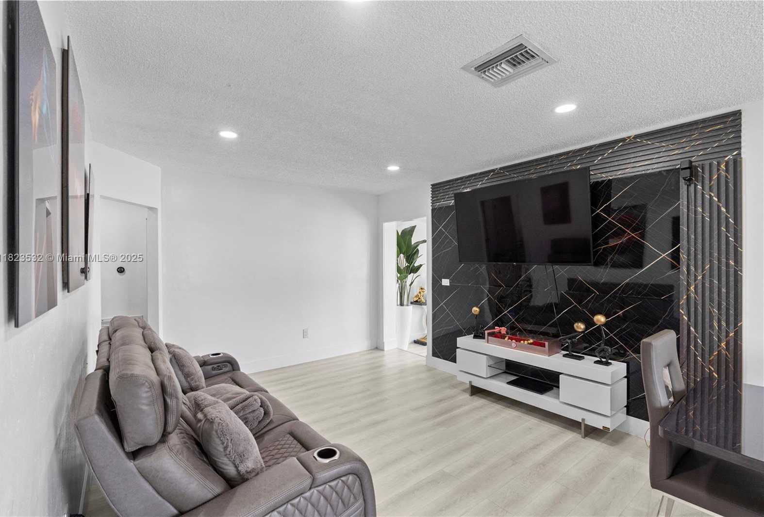 Small Image of 6474 PALM AVE, Hialeah Number 34