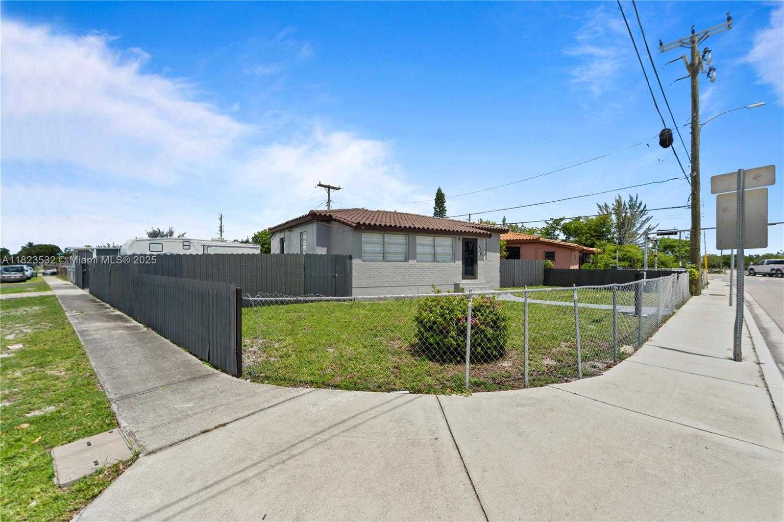 Small Image of 6474 PALM AVE, Hialeah Number 7