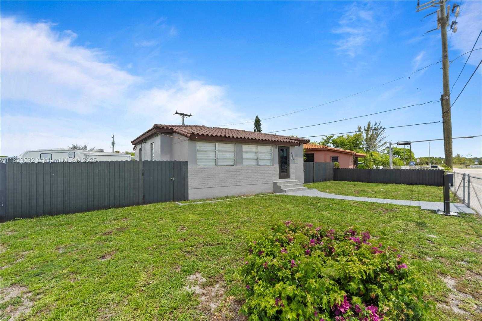 Small Image of 6474 PALM AVE, Hialeah Number 8