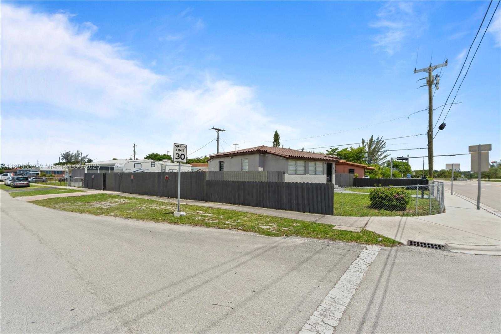 Small Image of 6474 PALM AVE, Hialeah Number 9