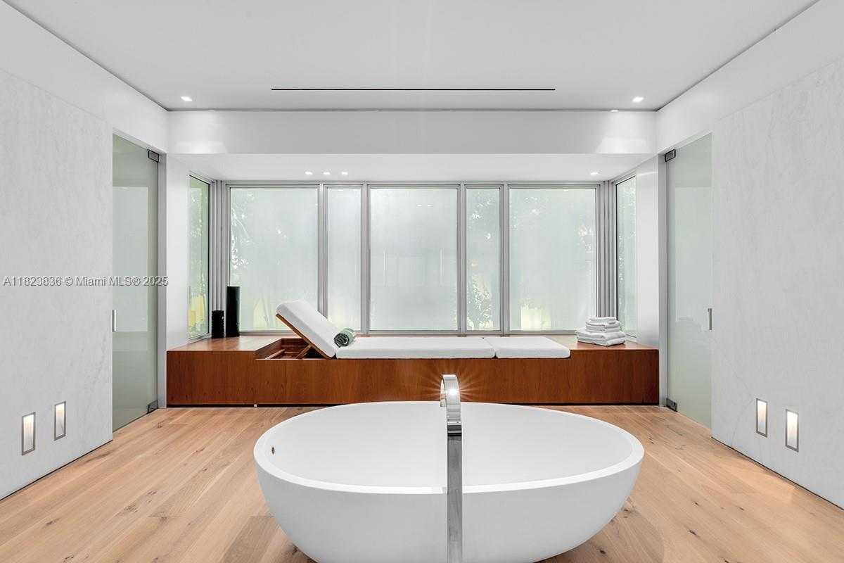 Small Image of 11 LA GORCE CIR, Miami Beach Number 16