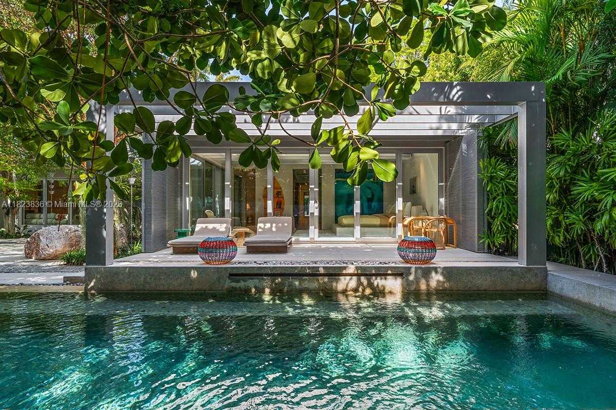 Small Image of 11 LA GORCE CIR, Miami Beach Number 2