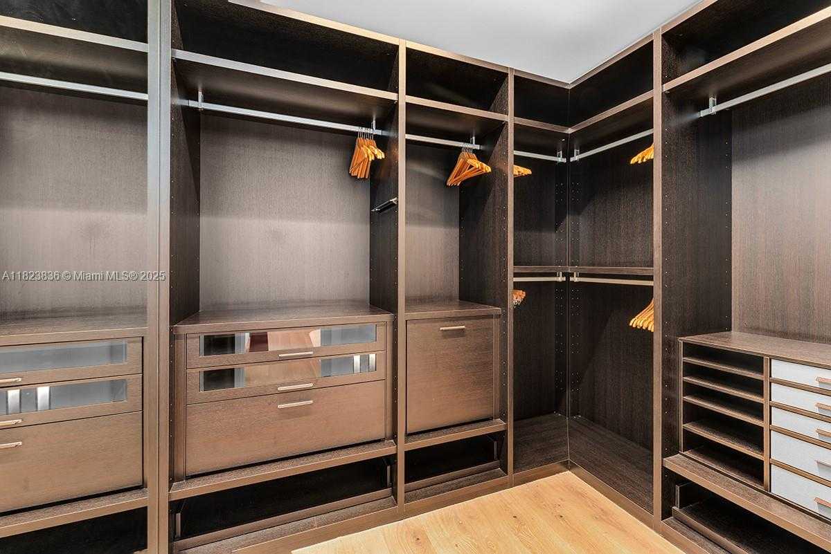 Small Image of 11 LA GORCE CIR, Miami Beach Number 22