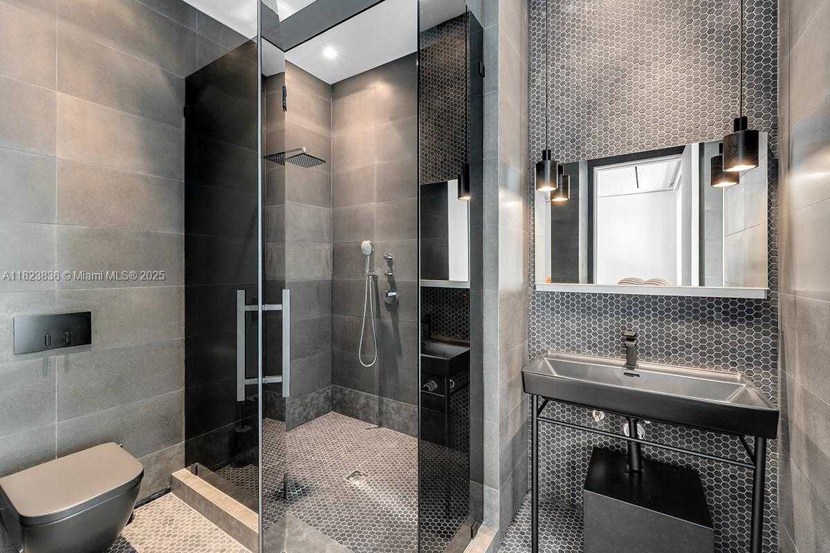 Small Image of 11 LA GORCE CIR, Miami Beach Number 23