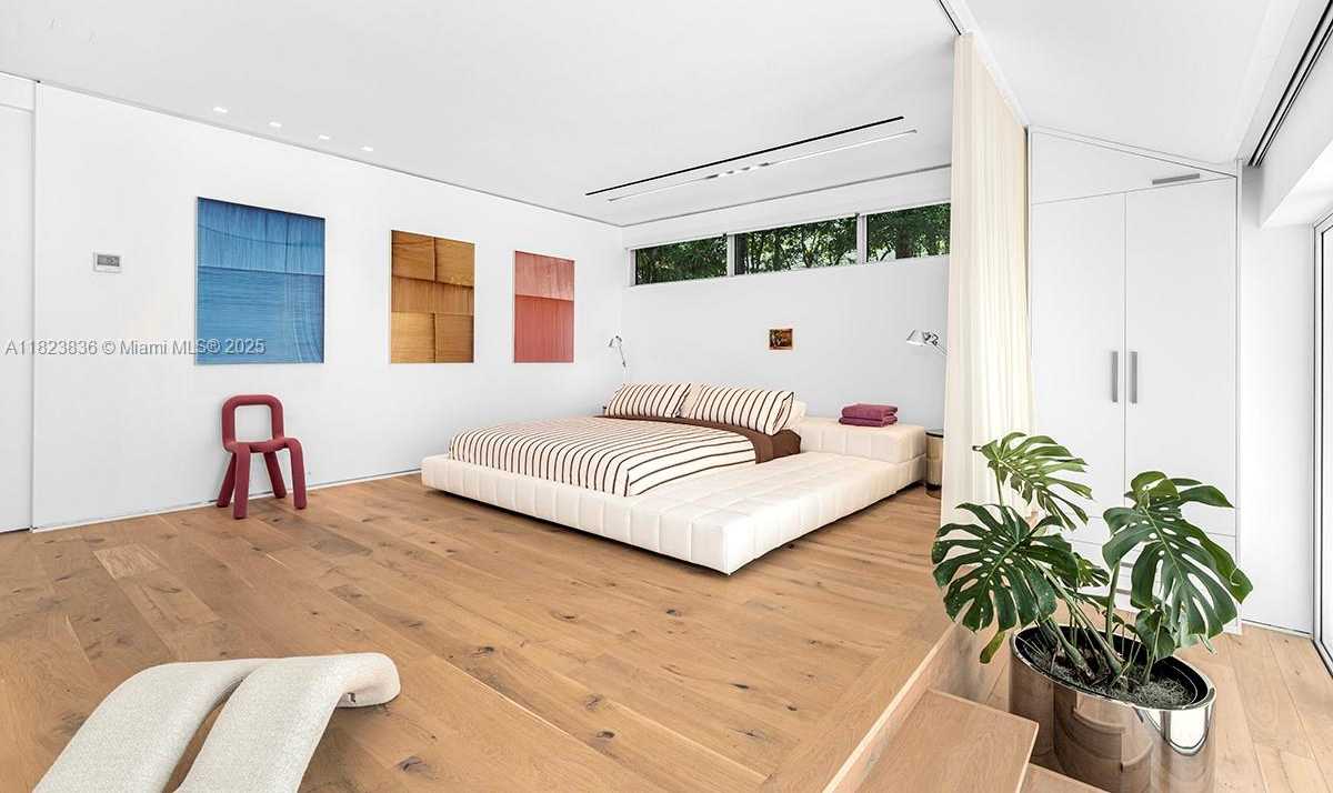 Small Image of 11 LA GORCE CIR, Miami Beach Number 26