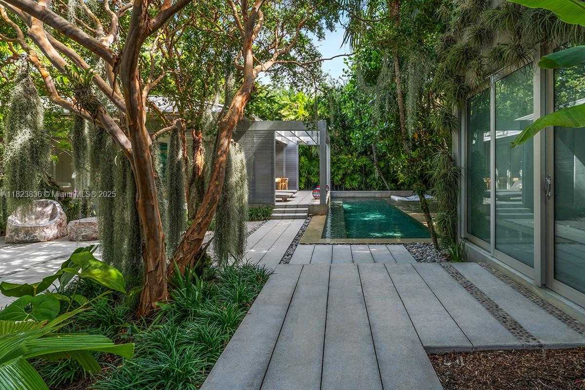 Small Image of 11 LA GORCE CIR, Miami Beach Number 31