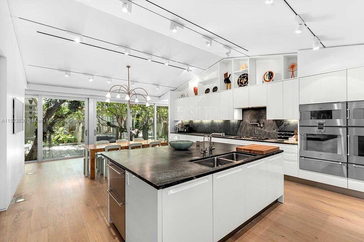Small Image of 11 LA GORCE CIR, Miami Beach Number 8
