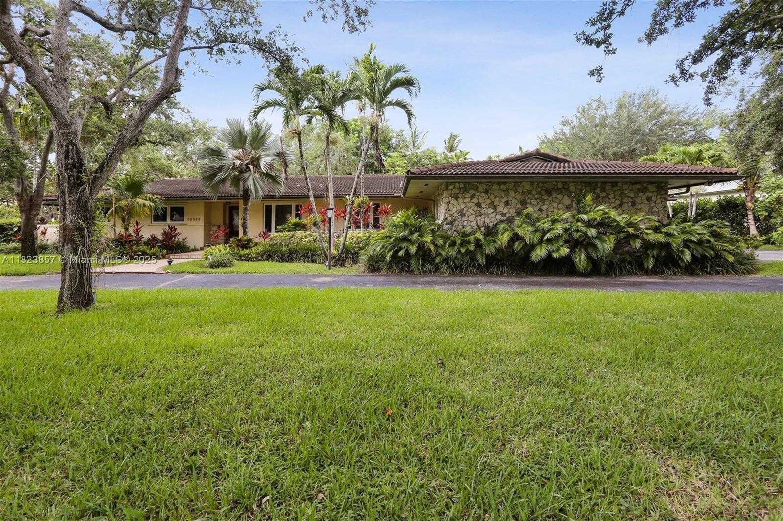 Small Image of 10920 SOUTH WEST 68TH AVE RD, Pinecrest Number 2