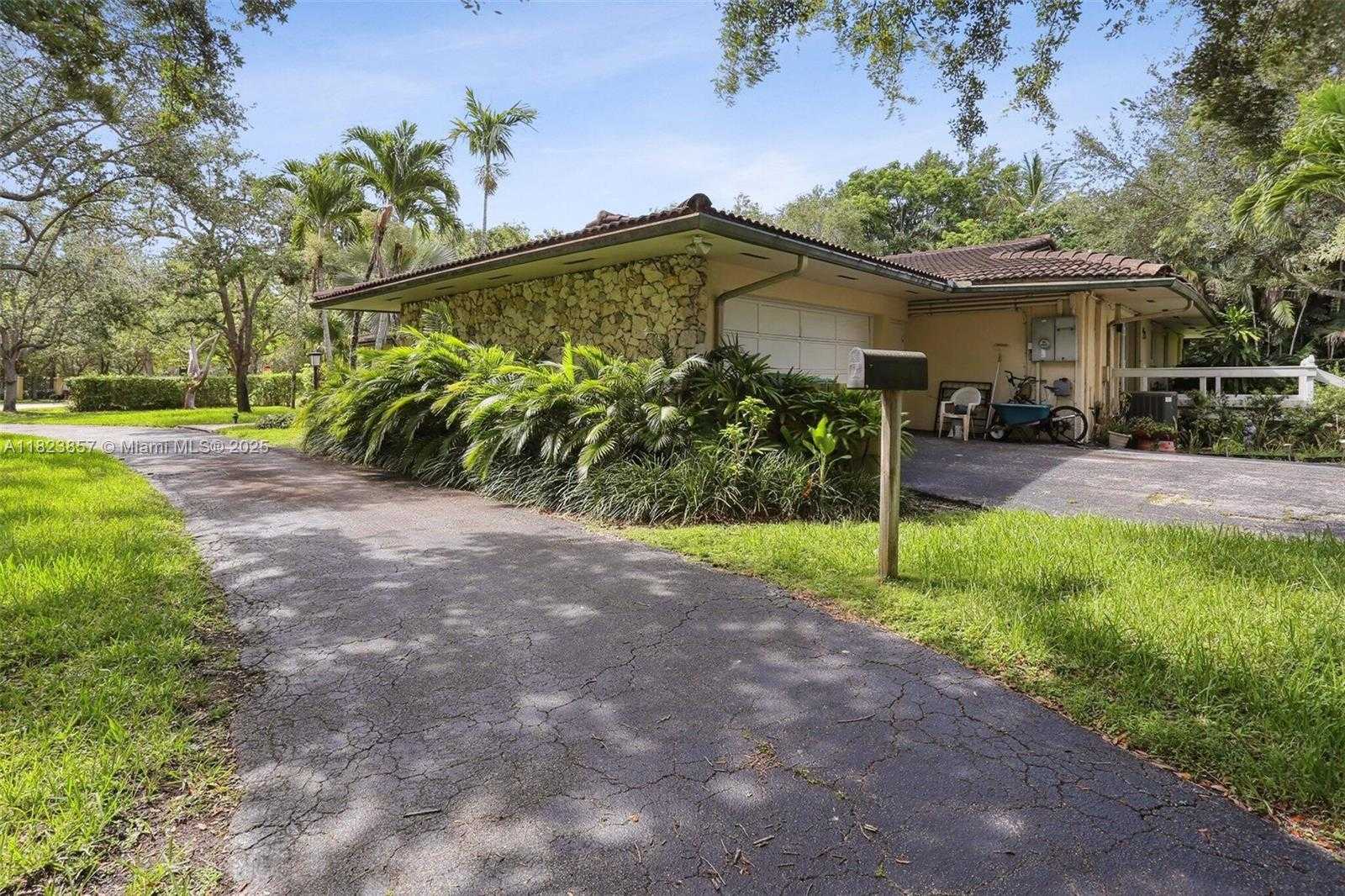 Small Image of 10920 SOUTH WEST 68TH AVE RD, Pinecrest Number 4