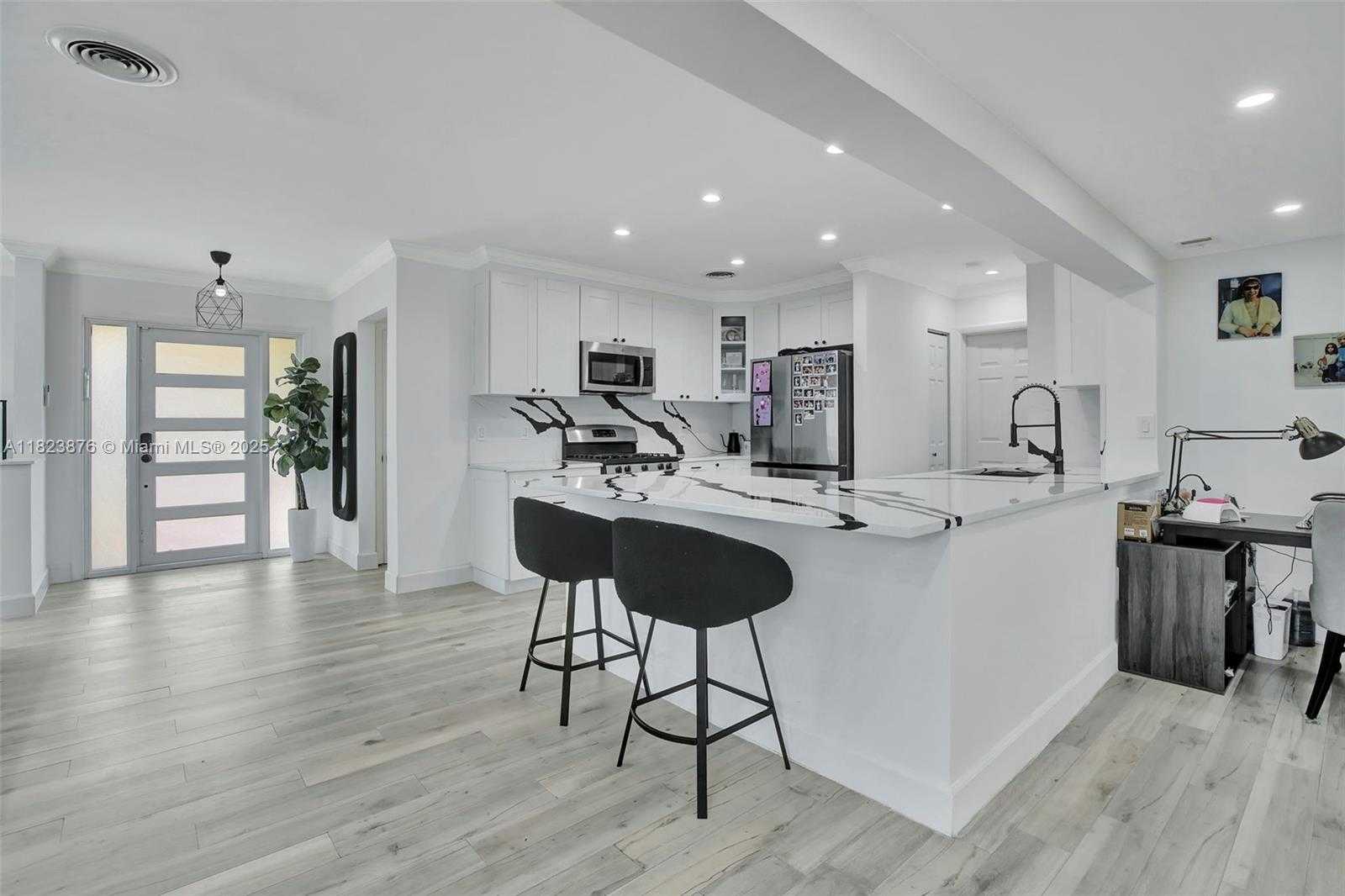 Small Image of 4117 MCKINLEY ST, Hollywood Number 3