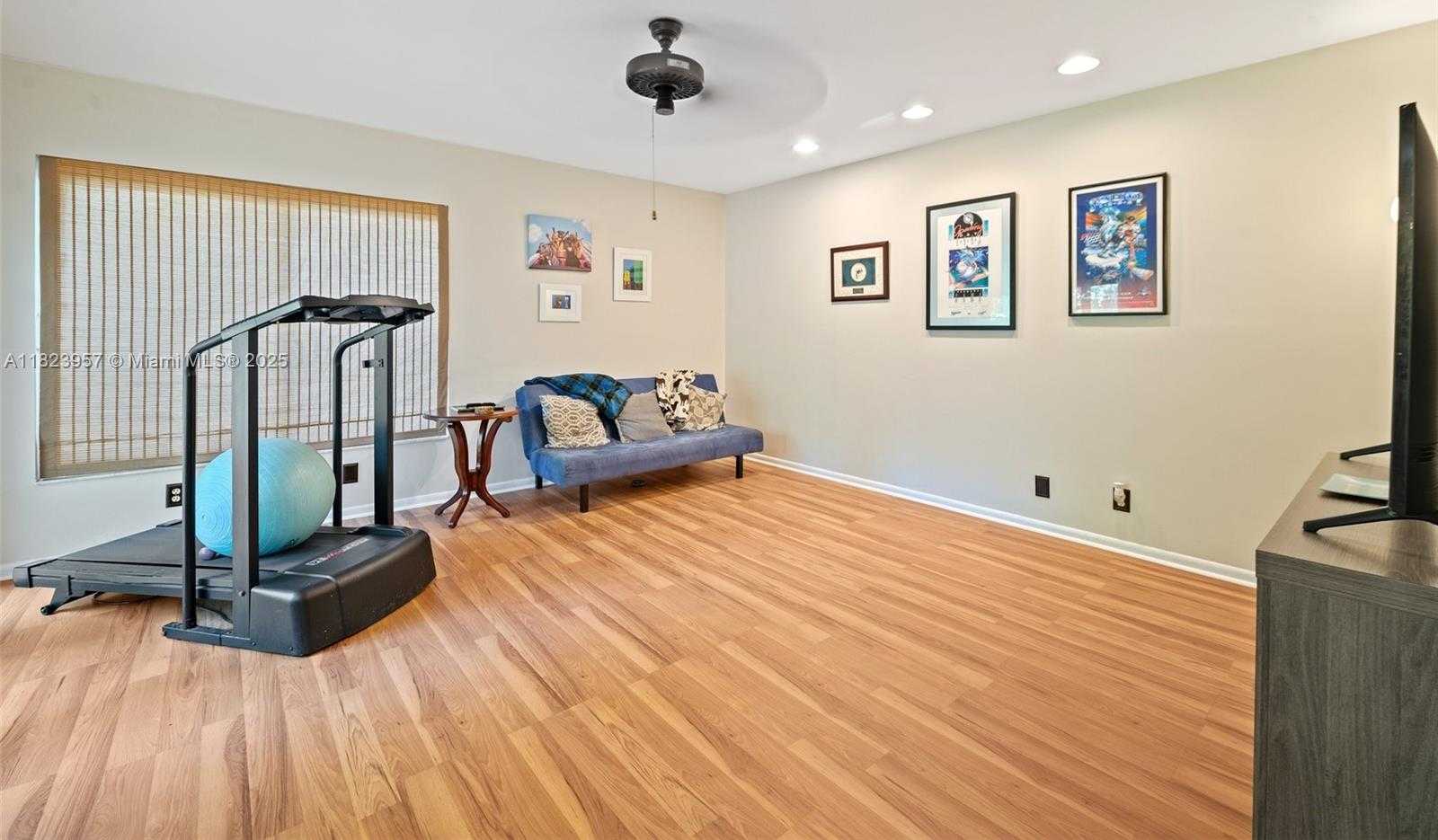 Small Image of 2000 LAKESHORE DR, Weston Number 12