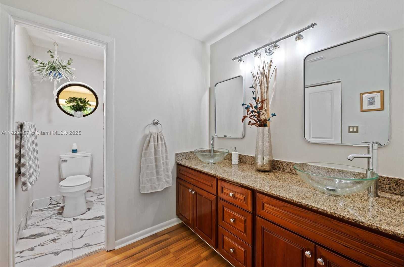 Small Image of 2000 LAKESHORE DR, Weston Number 17