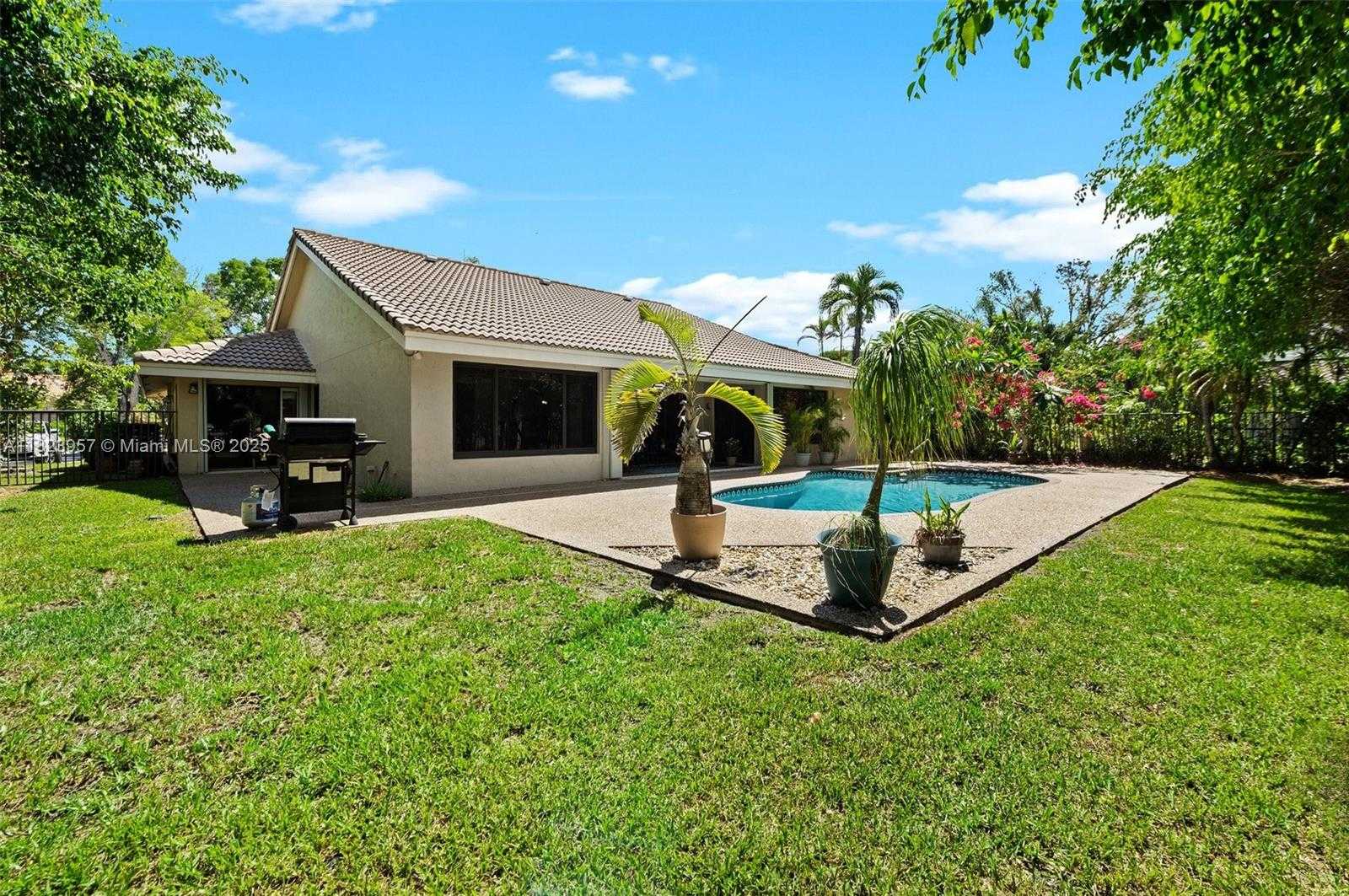 Small Image of 2000 LAKESHORE DR, Weston Number 27