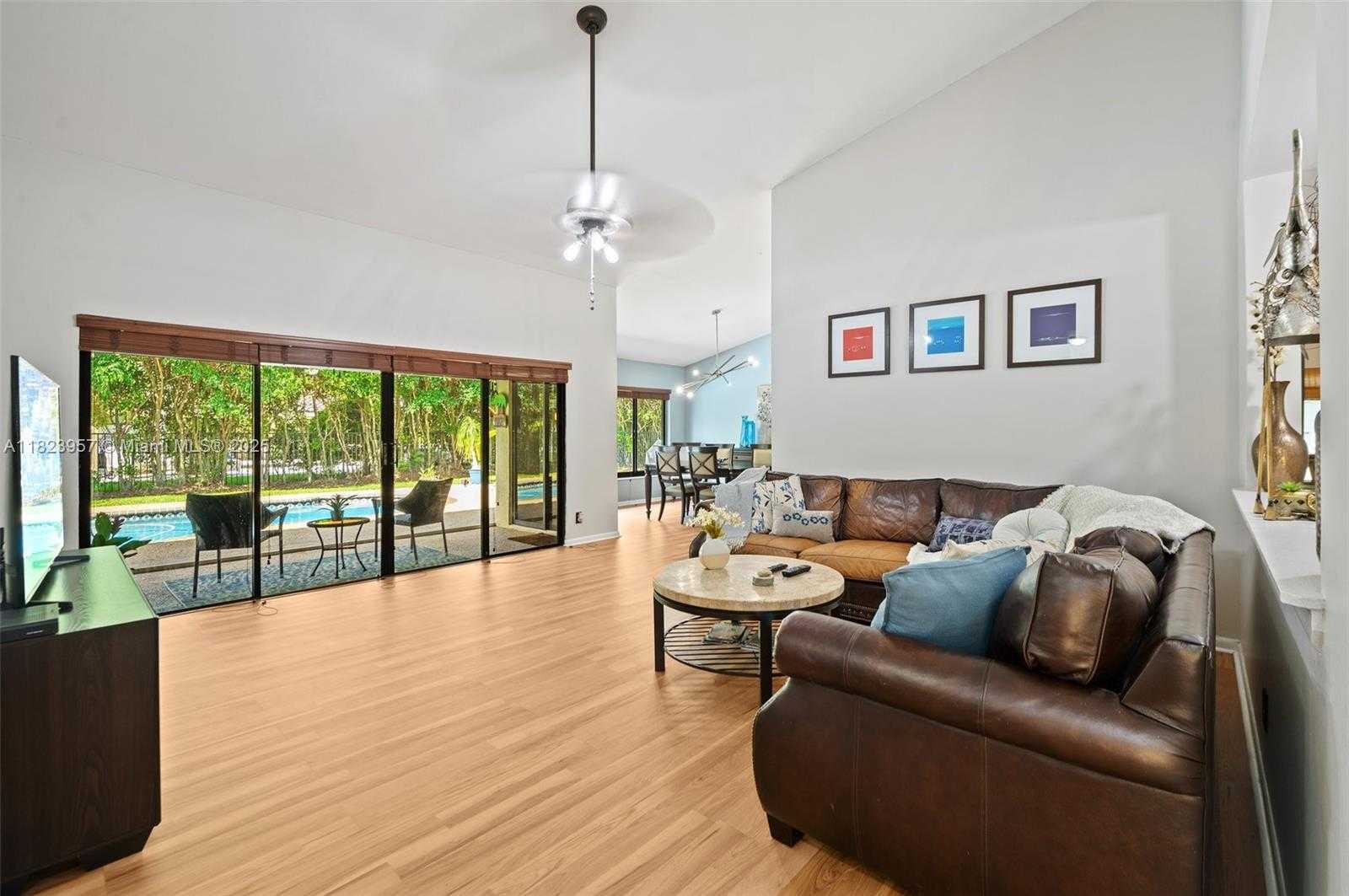 Small Image of 2000 LAKESHORE DR, Weston Number 4