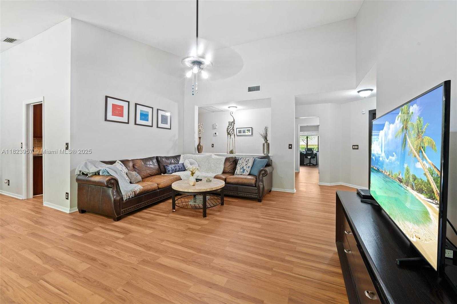 Small Image of 2000 LAKESHORE DR, Weston Number 5