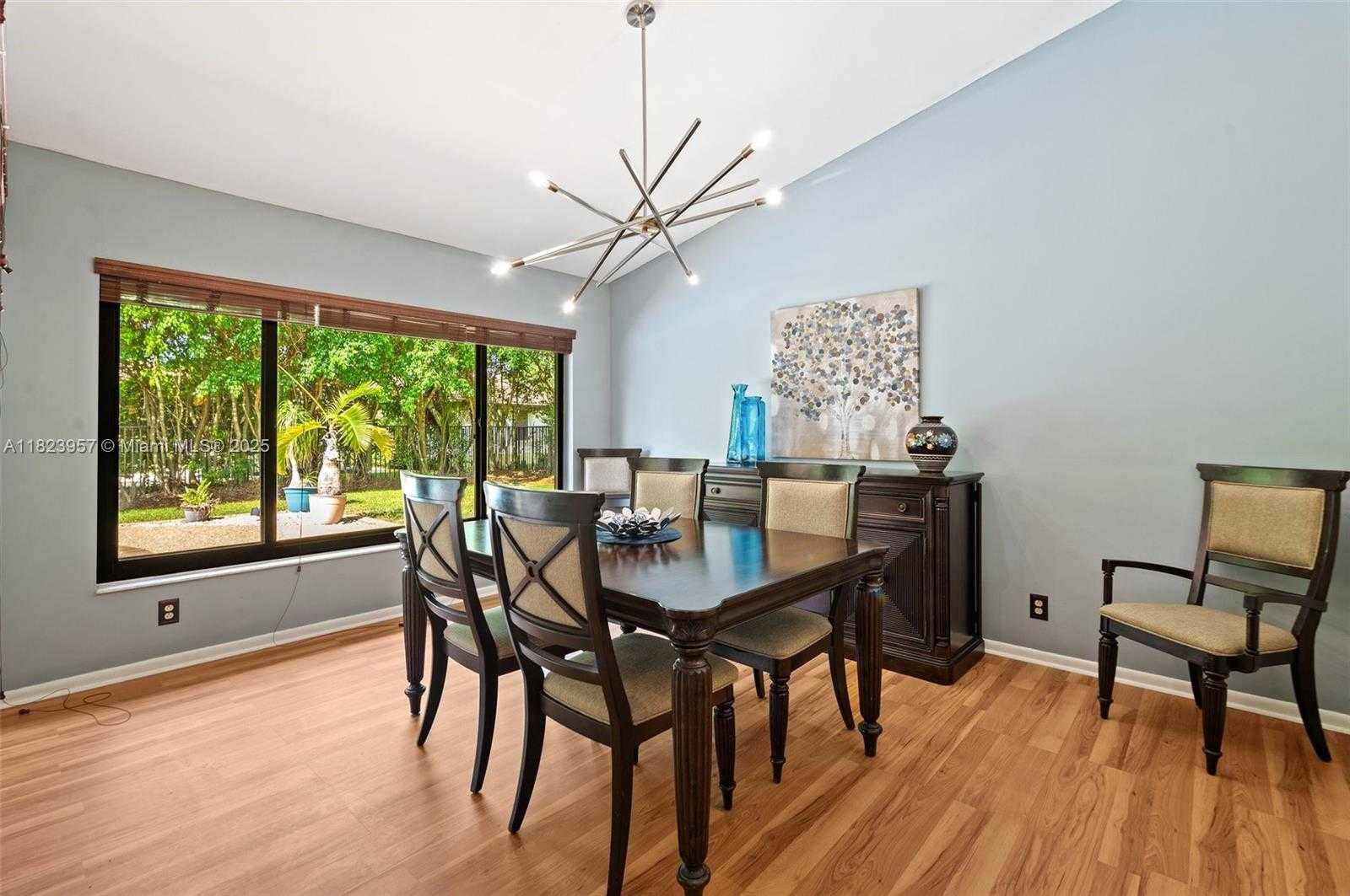 Small Image of 2000 LAKESHORE DR, Weston Number 7