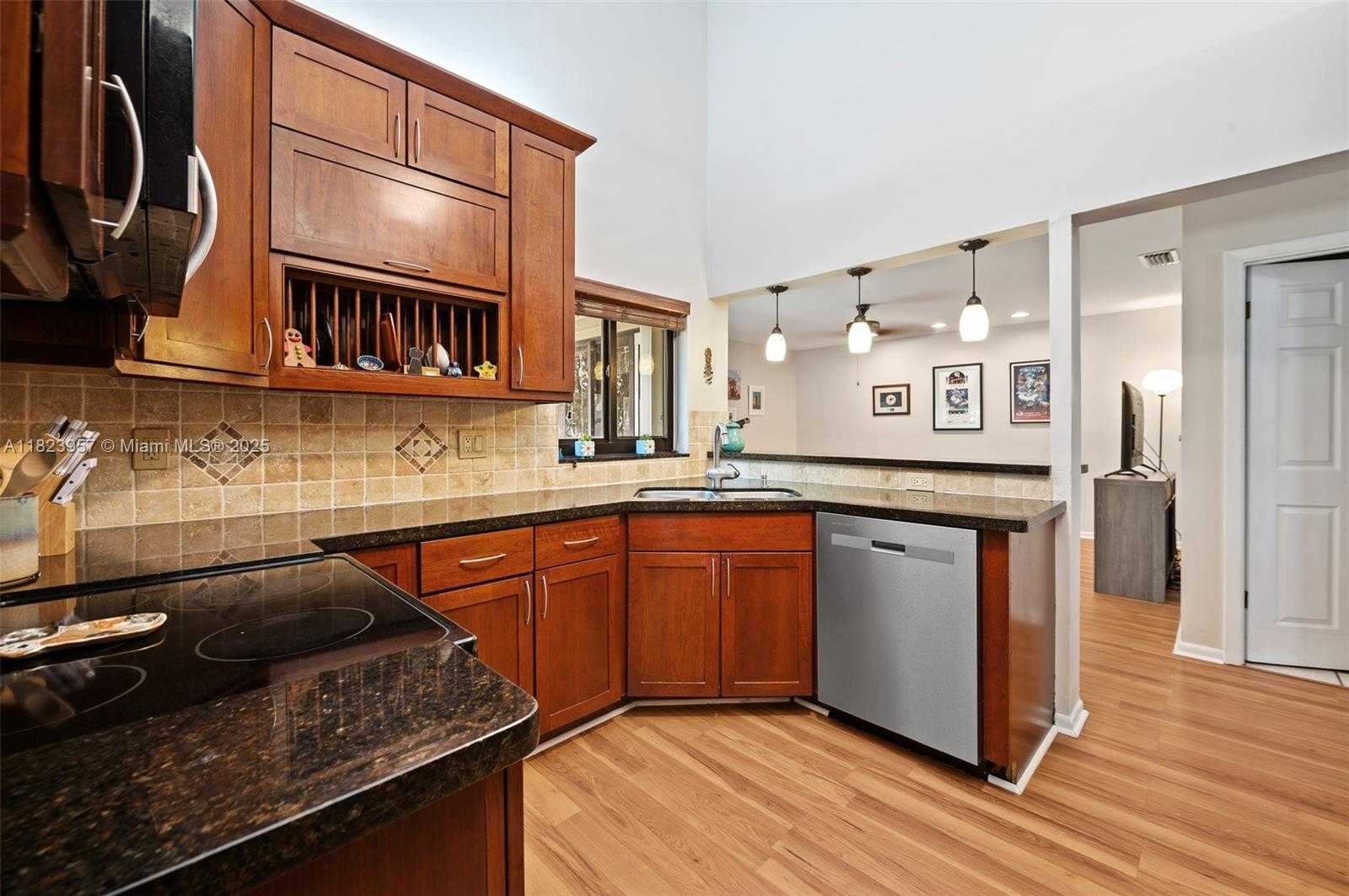 Small Image of 2000 LAKESHORE DR, Weston Number 9