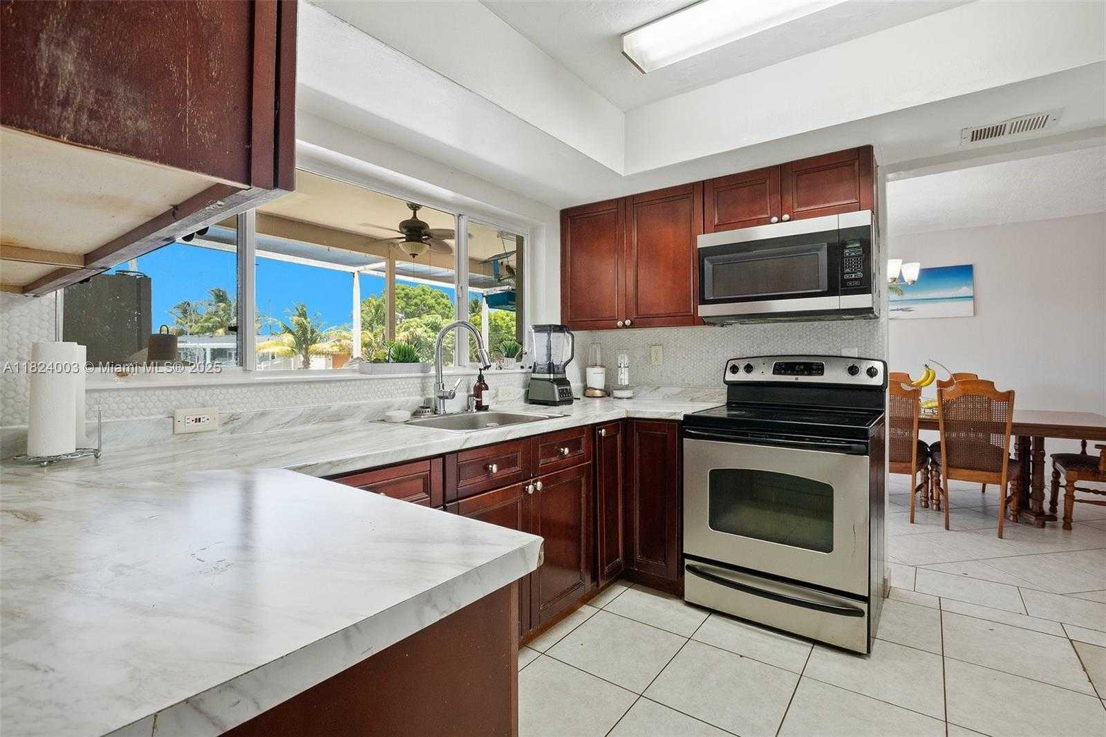 Small Image of 3813 SOUTH LAKE TER, Miramar Number 11