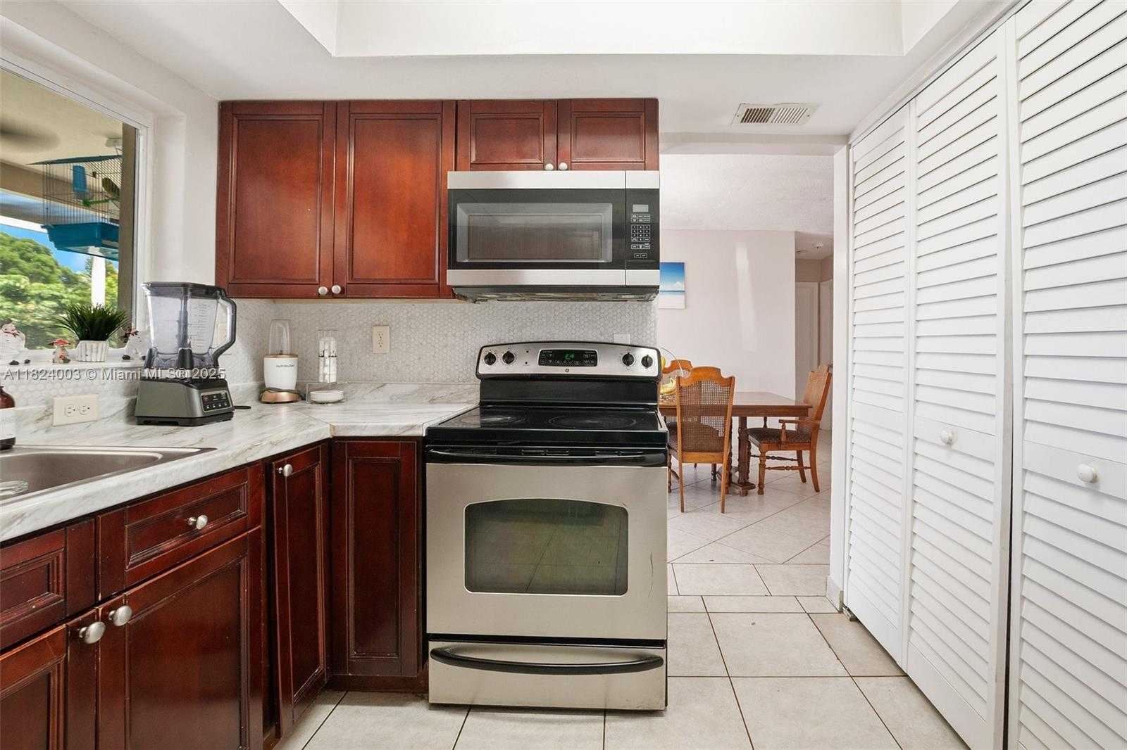 Small Image of 3813 SOUTH LAKE TER, Miramar Number 12
