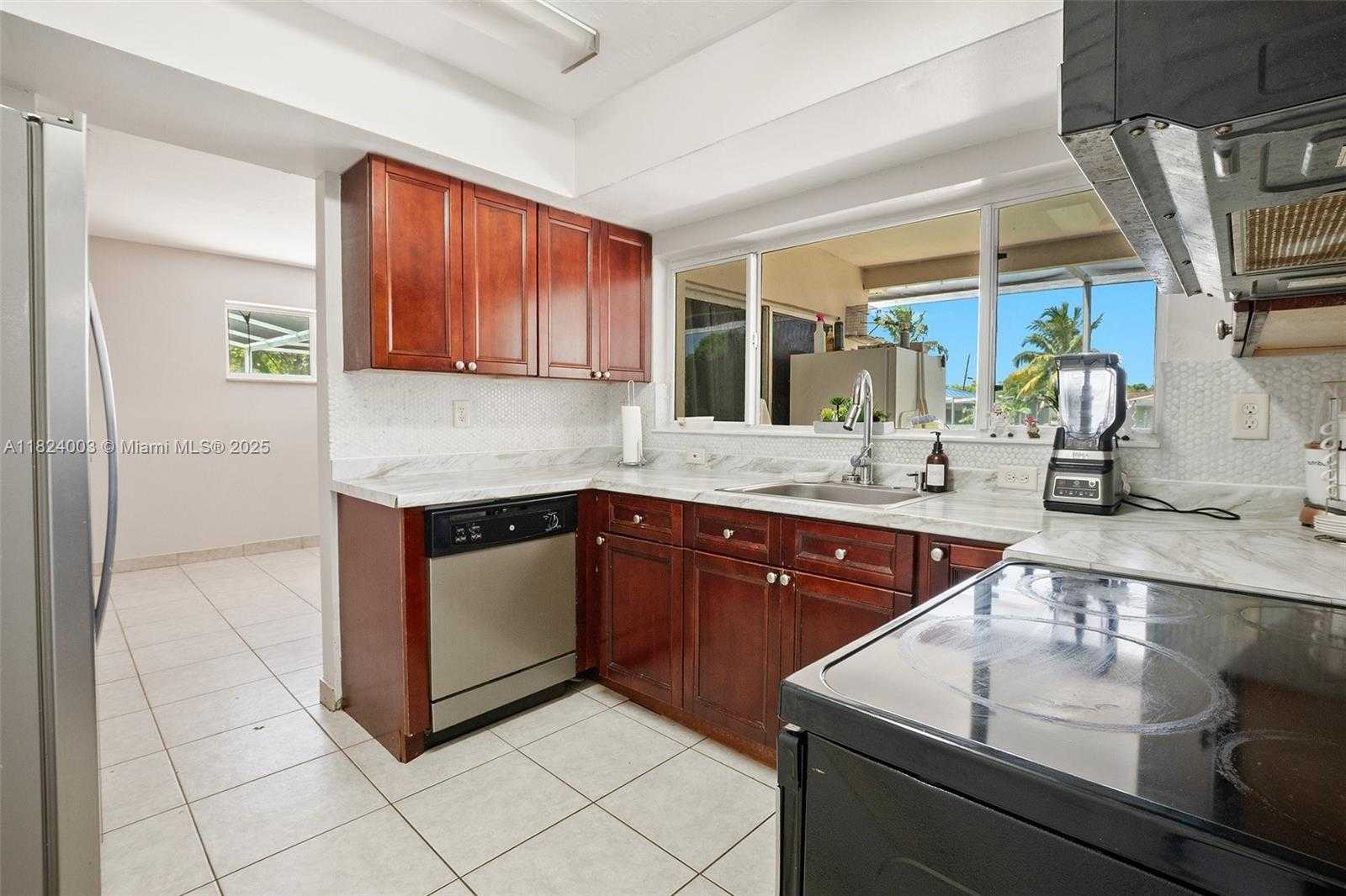 Small Image of 3813 SOUTH LAKE TER, Miramar Number 14