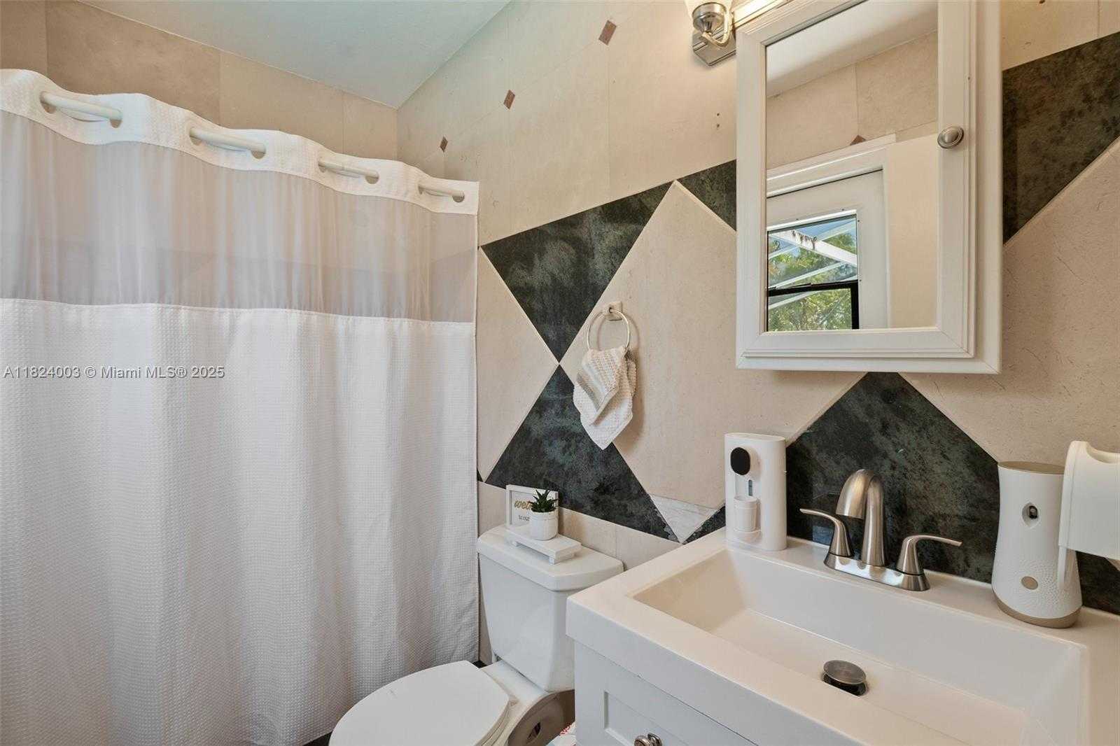 Small Image of 3813 SOUTH LAKE TER, Miramar Number 20