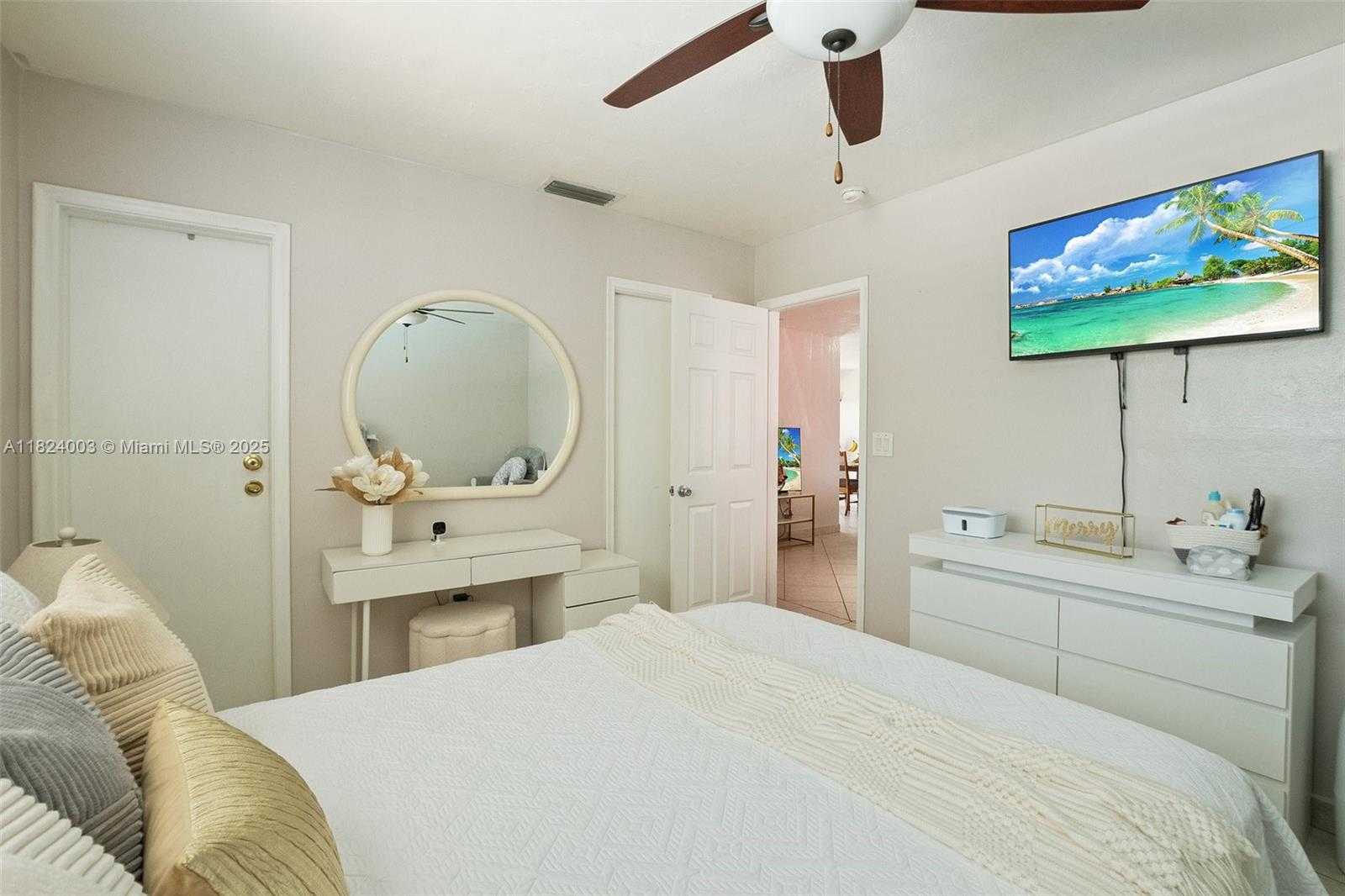 Small Image of 3813 SOUTH LAKE TER, Miramar Number 21