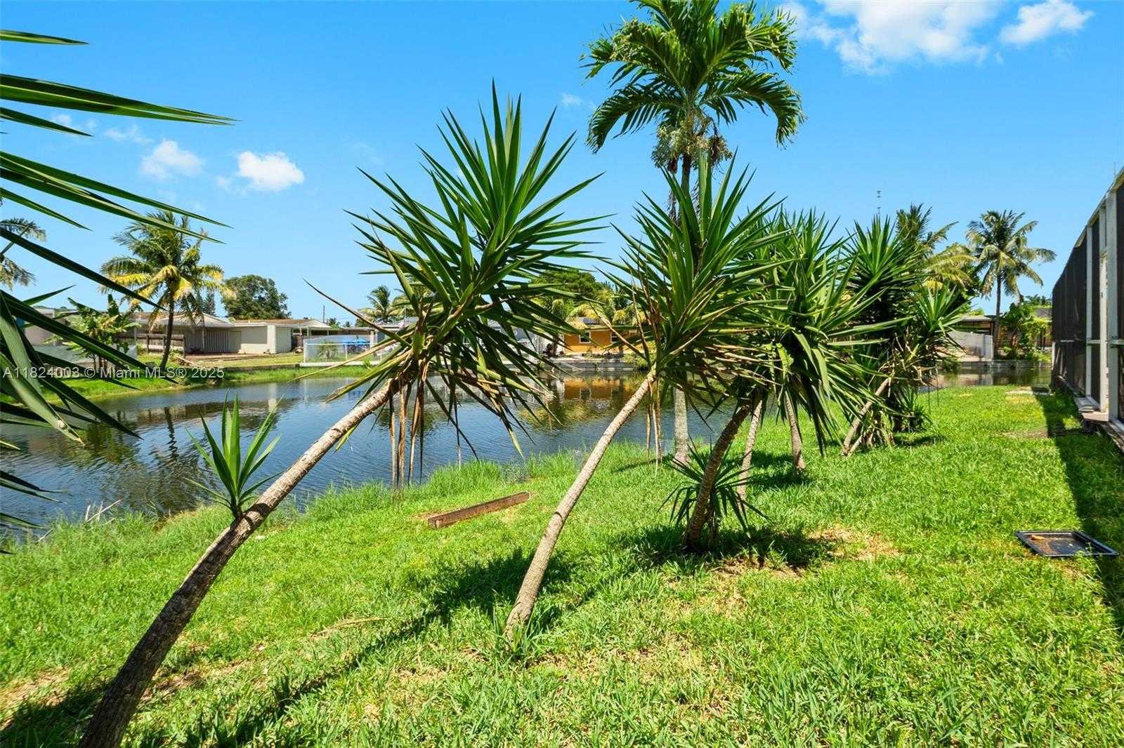 Small Image of 3813 SOUTH LAKE TER, Miramar Number 28