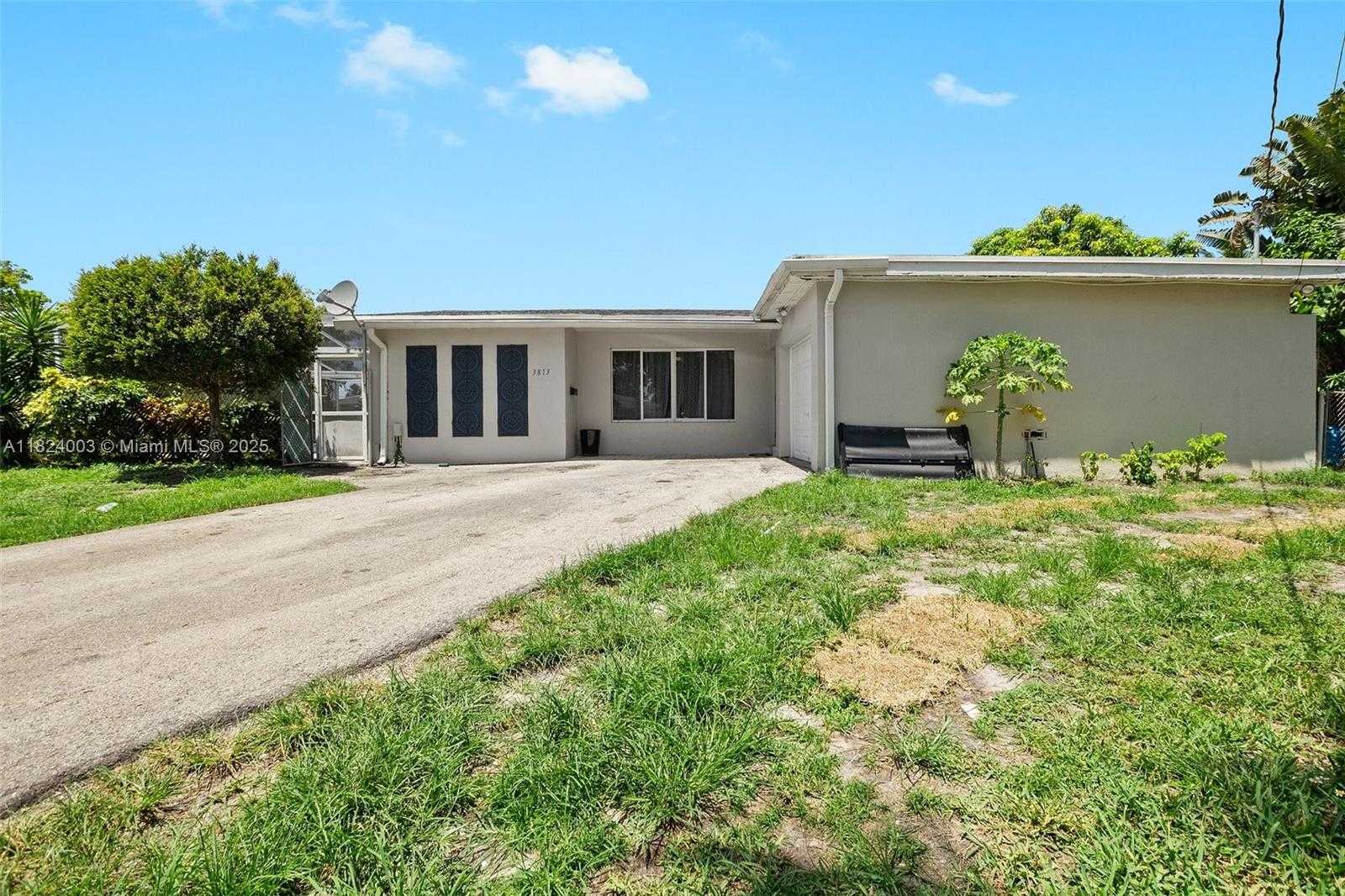 Small Image of 3813 SOUTH LAKE TER, Miramar Number 4