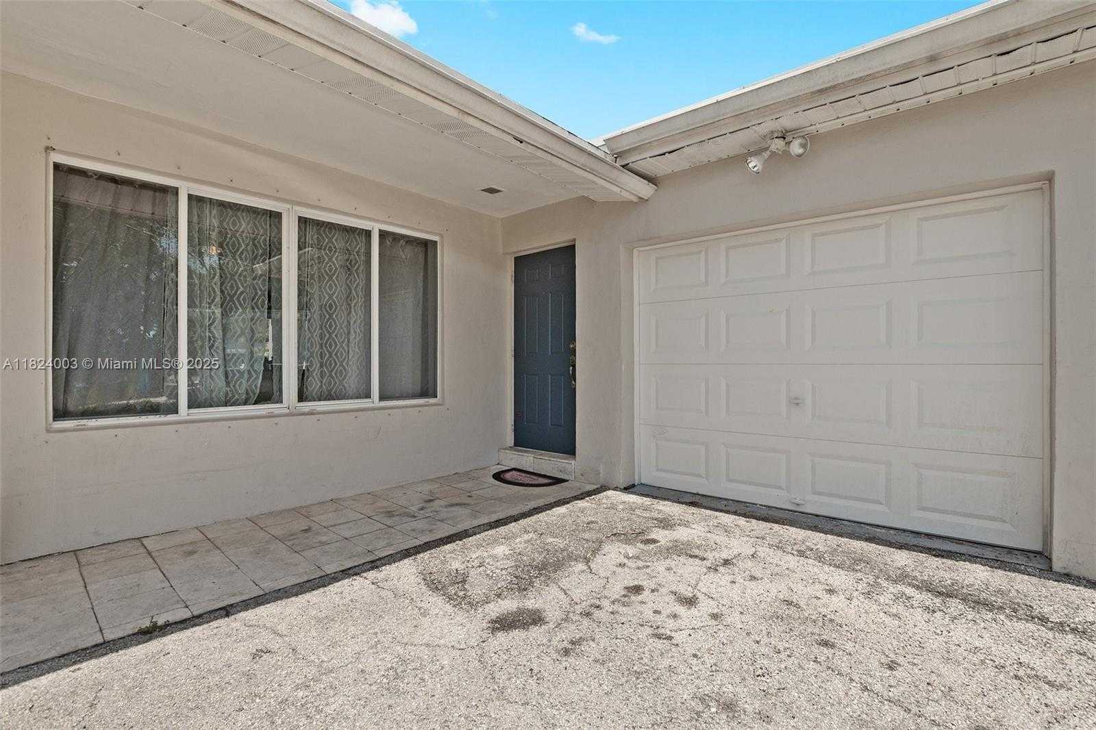 Small Image of 3813 SOUTH LAKE TER, Miramar Number 6