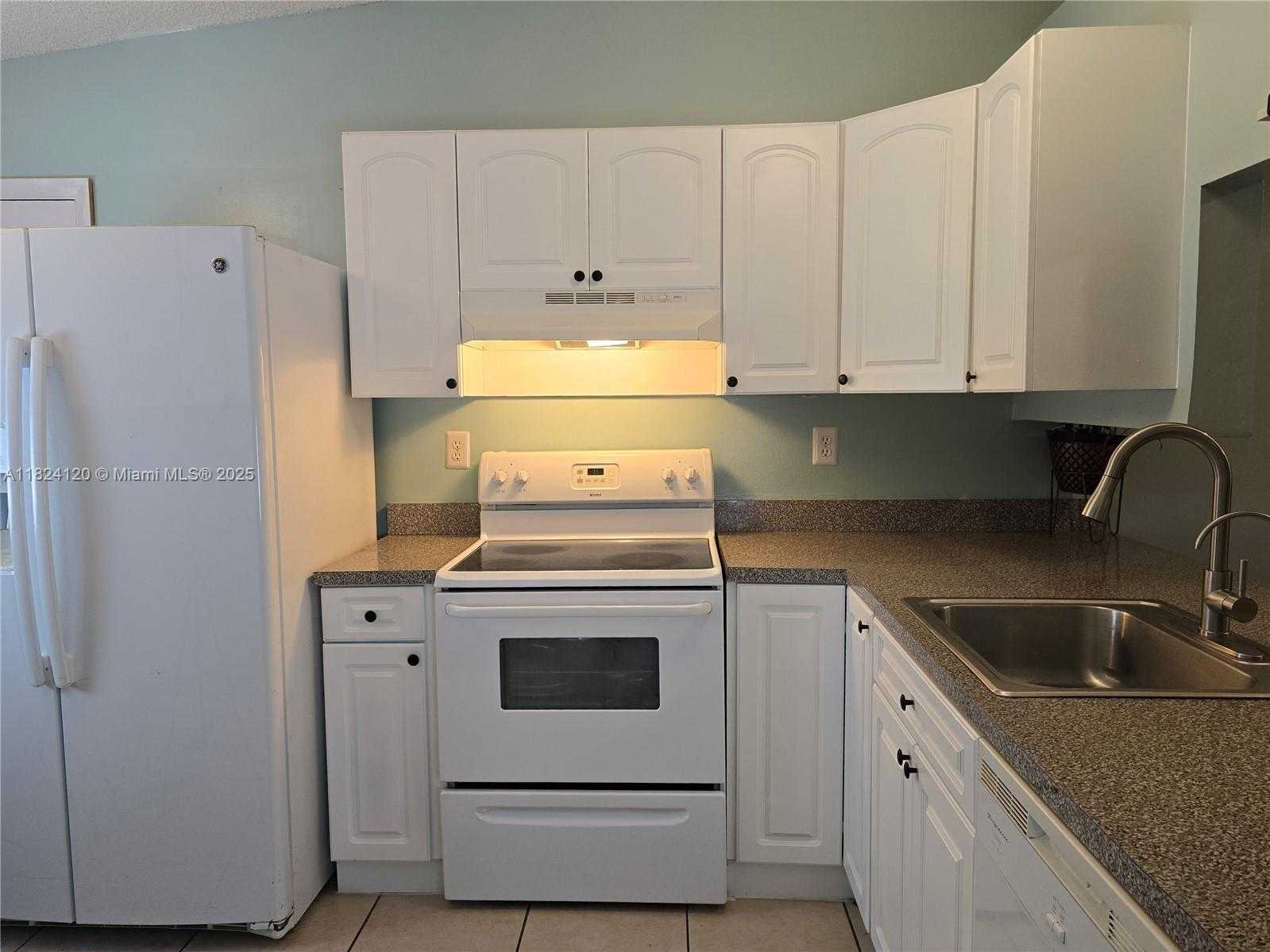 Small Image of 9410 SOUTH MEADOWS CIR, Miramar Number 10
