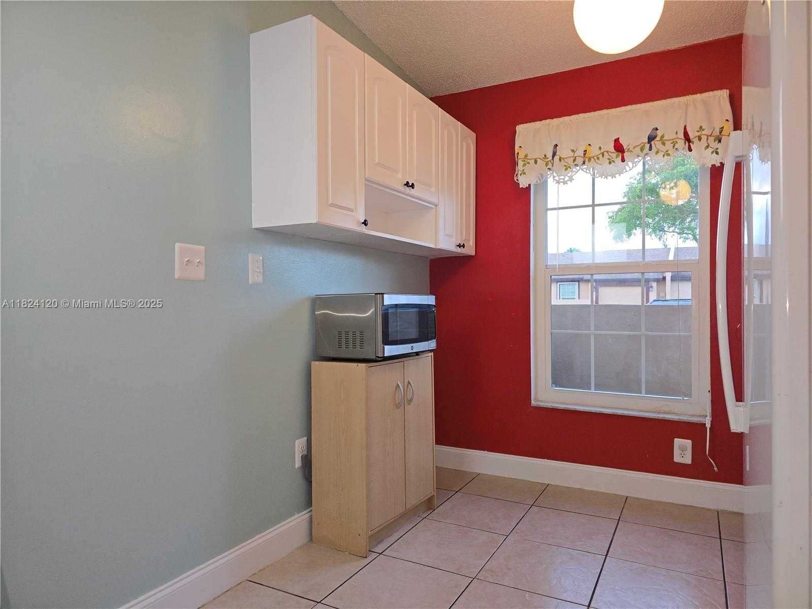 Small Image of 9410 SOUTH MEADOWS CIR, Miramar Number 11