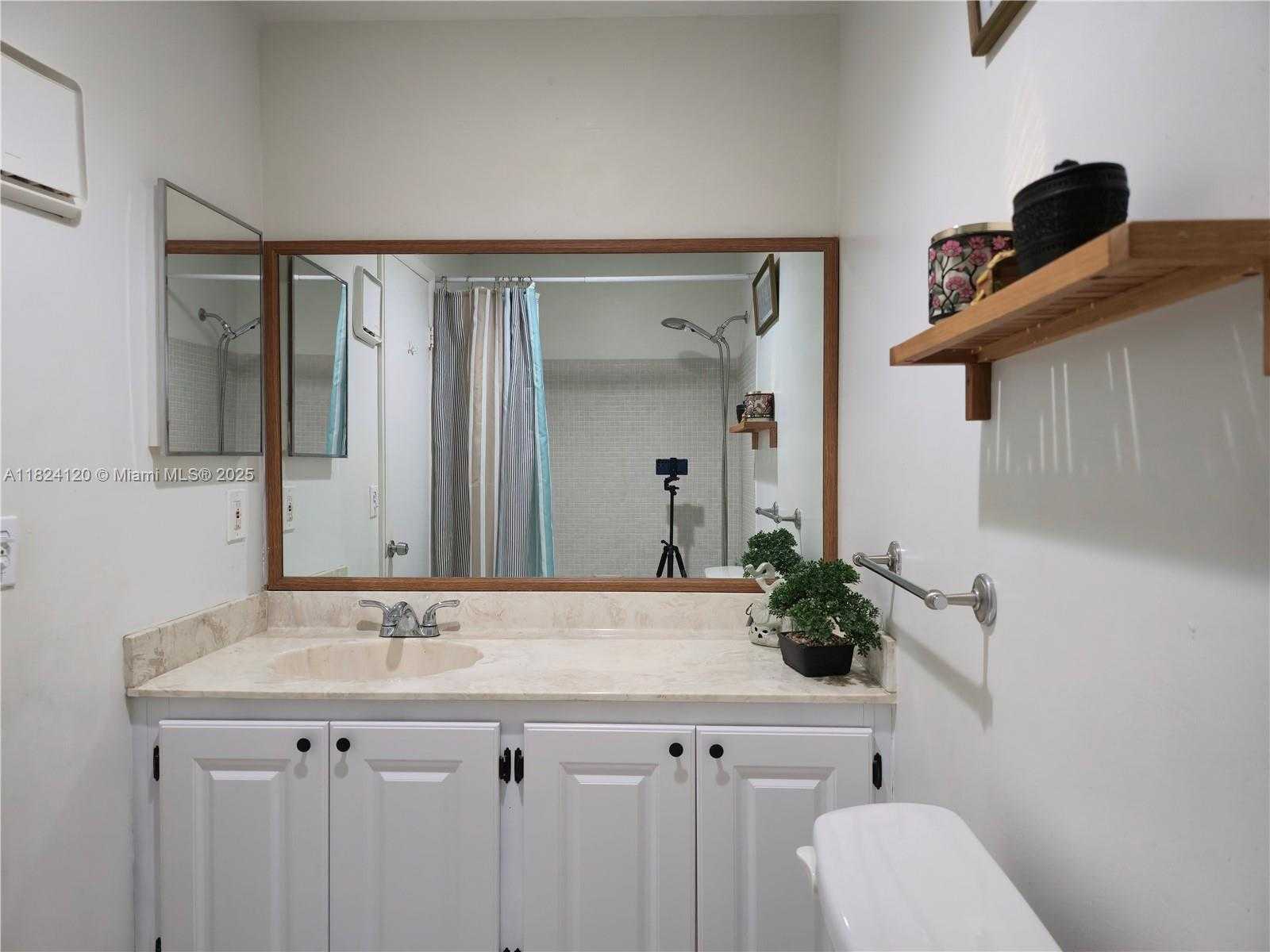 Small Image of 9410 SOUTH MEADOWS CIR, Miramar Number 15