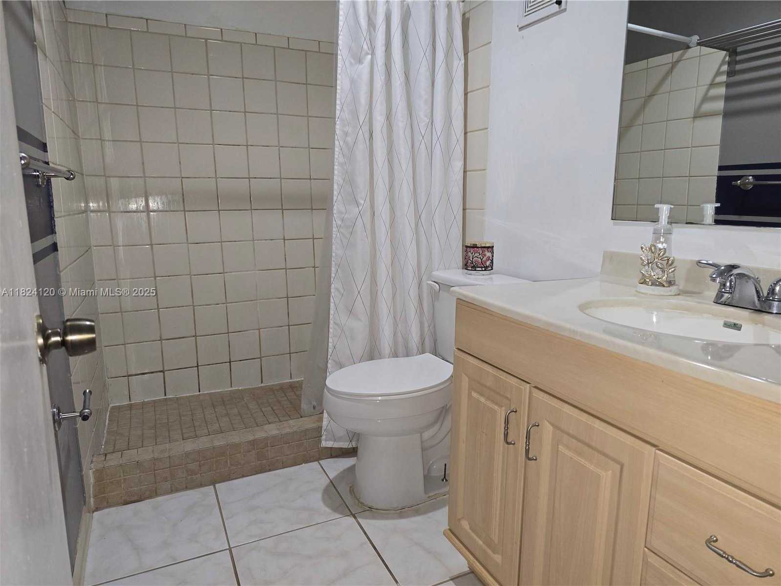 Small Image of 9410 SOUTH MEADOWS CIR, Miramar Number 19