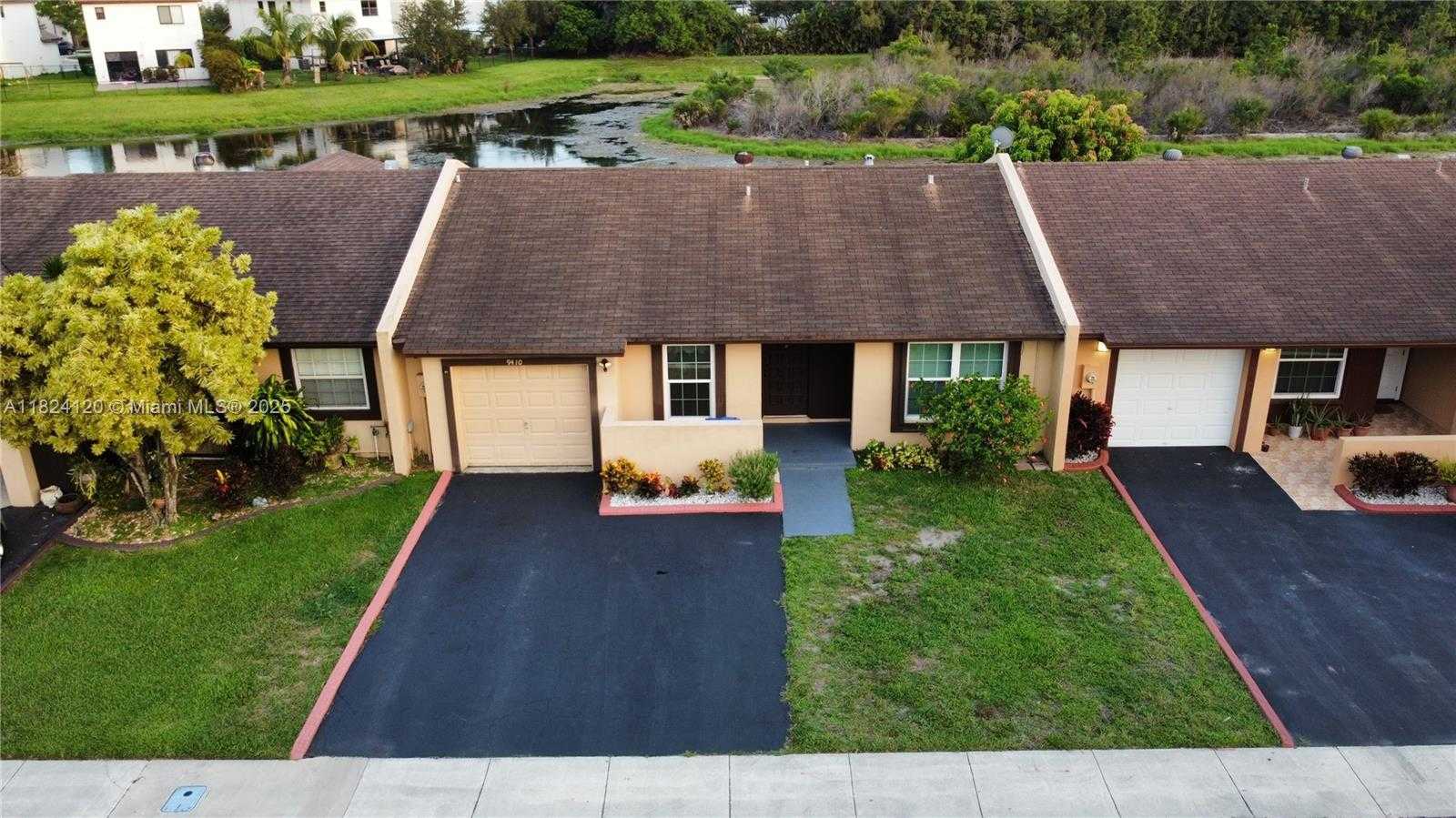 Small Image of 9410 SOUTH MEADOWS CIR, Miramar Number 2
