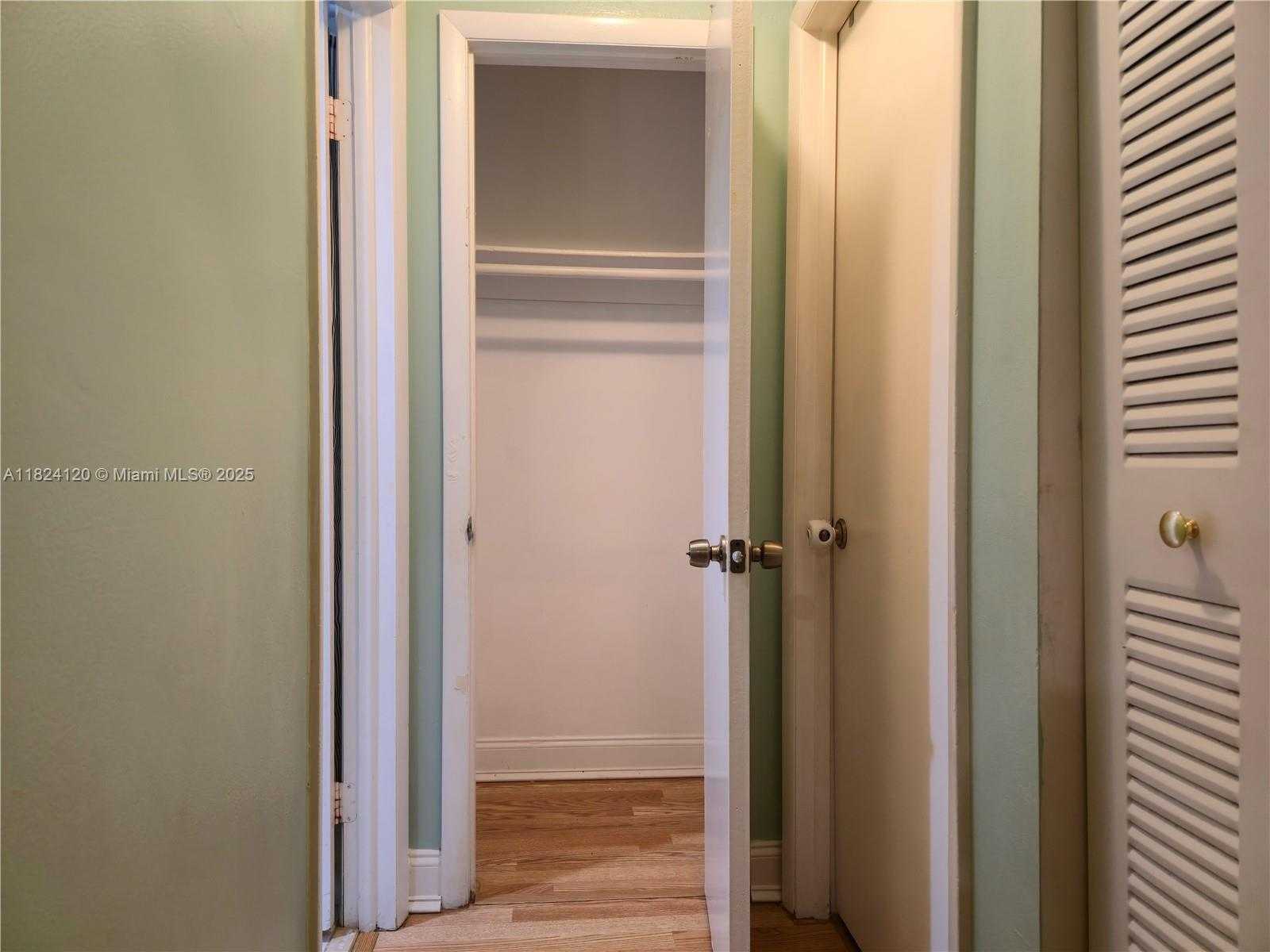 Small Image of 9410 SOUTH MEADOWS CIR, Miramar Number 21