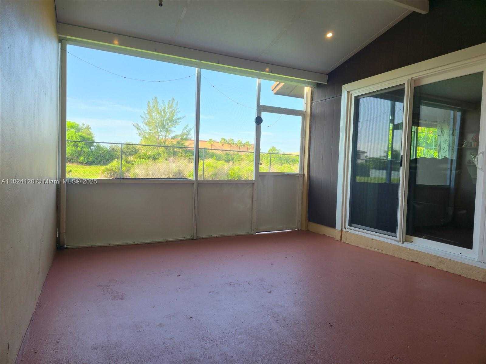 Small Image of 9410 SOUTH MEADOWS CIR, Miramar Number 22