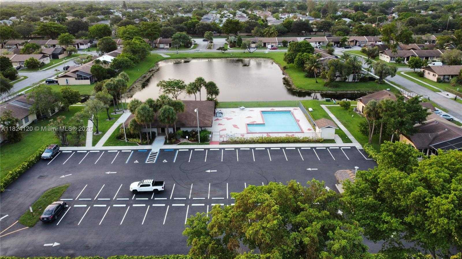 Small Image of 9410 SOUTH MEADOWS CIR, Miramar Number 24